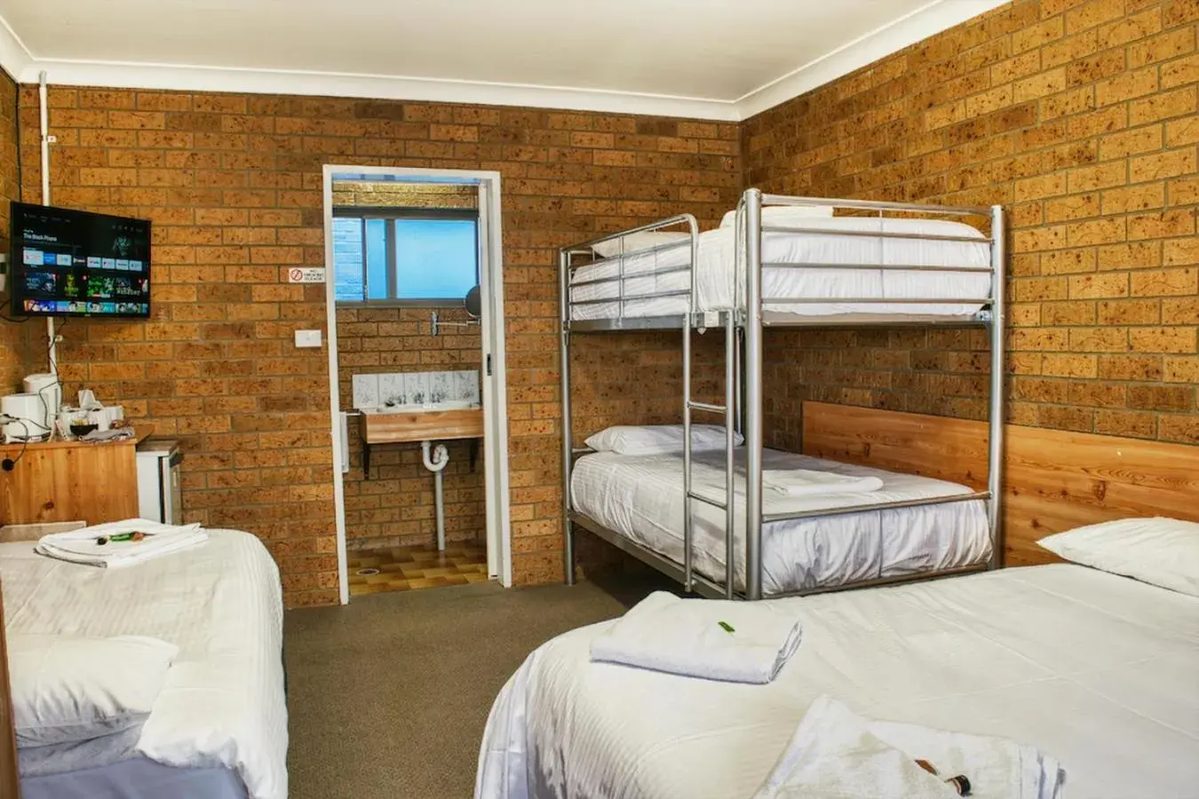 Family Room with Private Bathroom in Deepwater Hotel Family Room with Private Bathroom in Deepwater Hotel