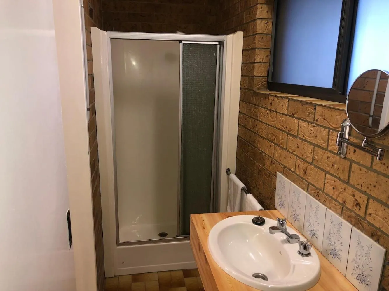 Shower in Deepwater Hotel