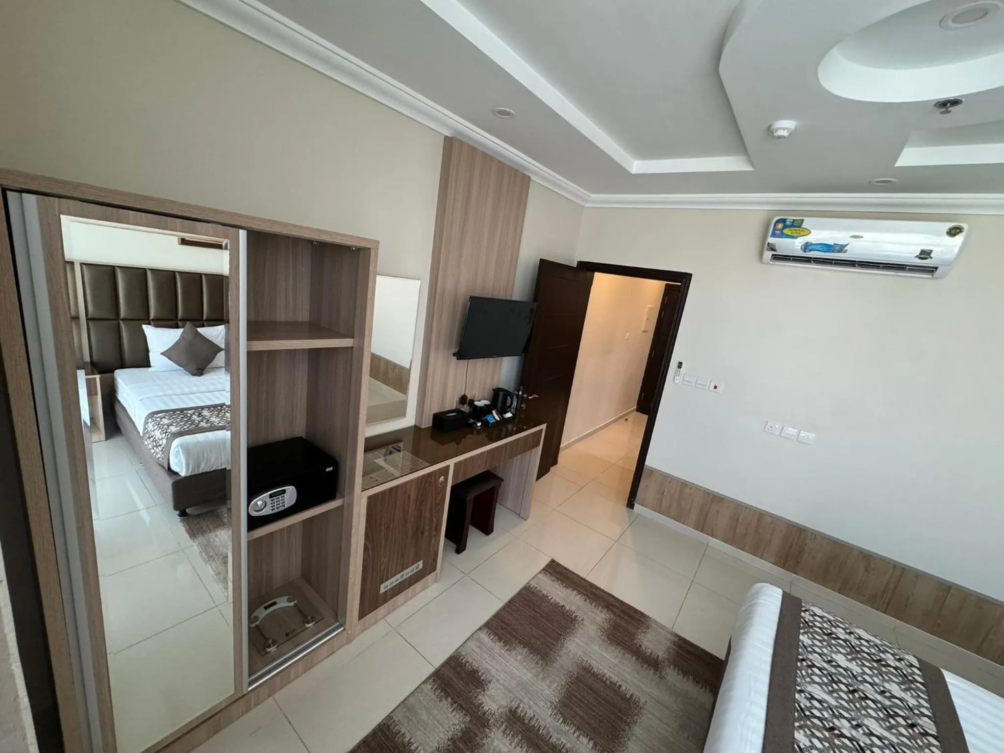 Communal lounge/ TV room, Bed in PRIMOTEL Suites As Salamah
