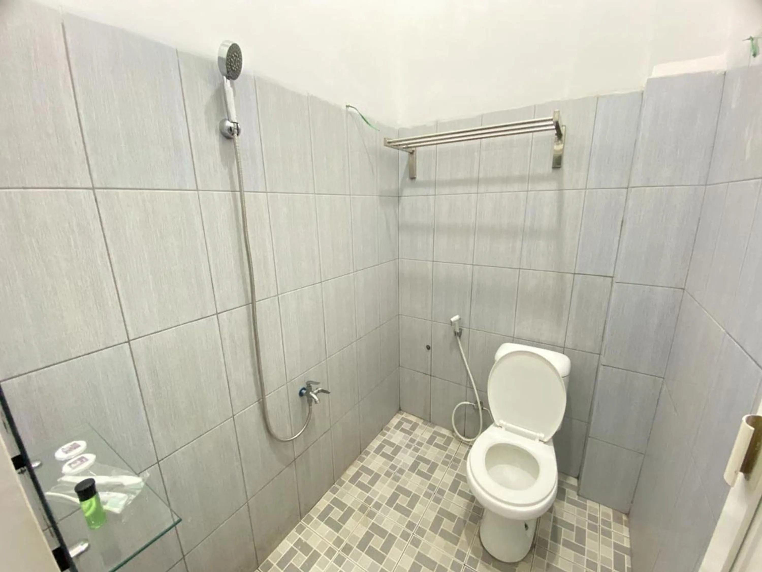 Bathroom in MJ Guest House Pusat Kota Malili Mitra RedDoorz