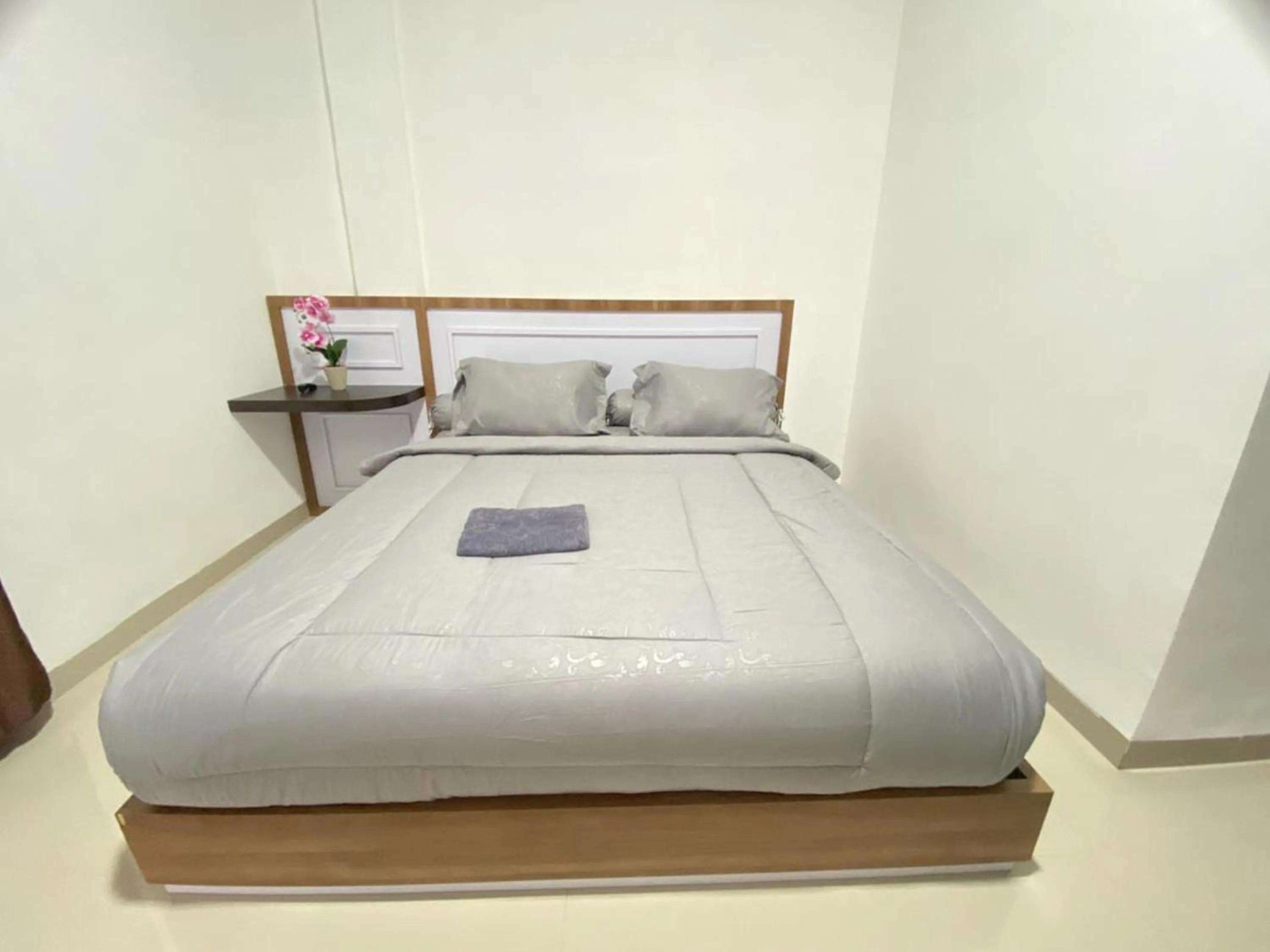 Photo of the whole room in MJ Guest House Pusat Kota Malili Mitra RedDoorz