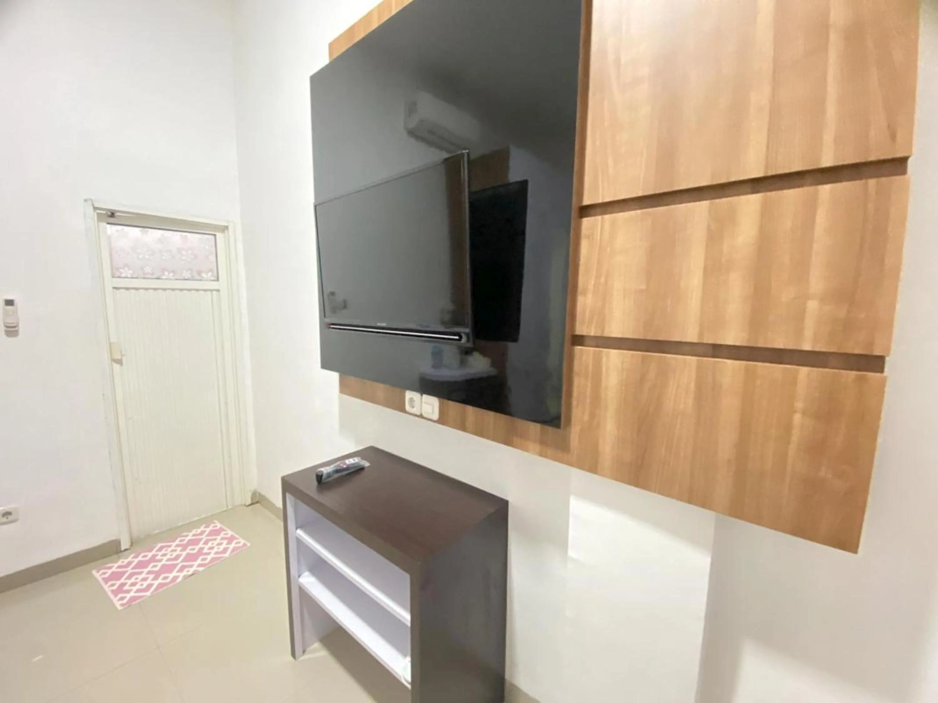 TV and multimedia in MJ Guest House Pusat Kota Malili Mitra RedDoorz