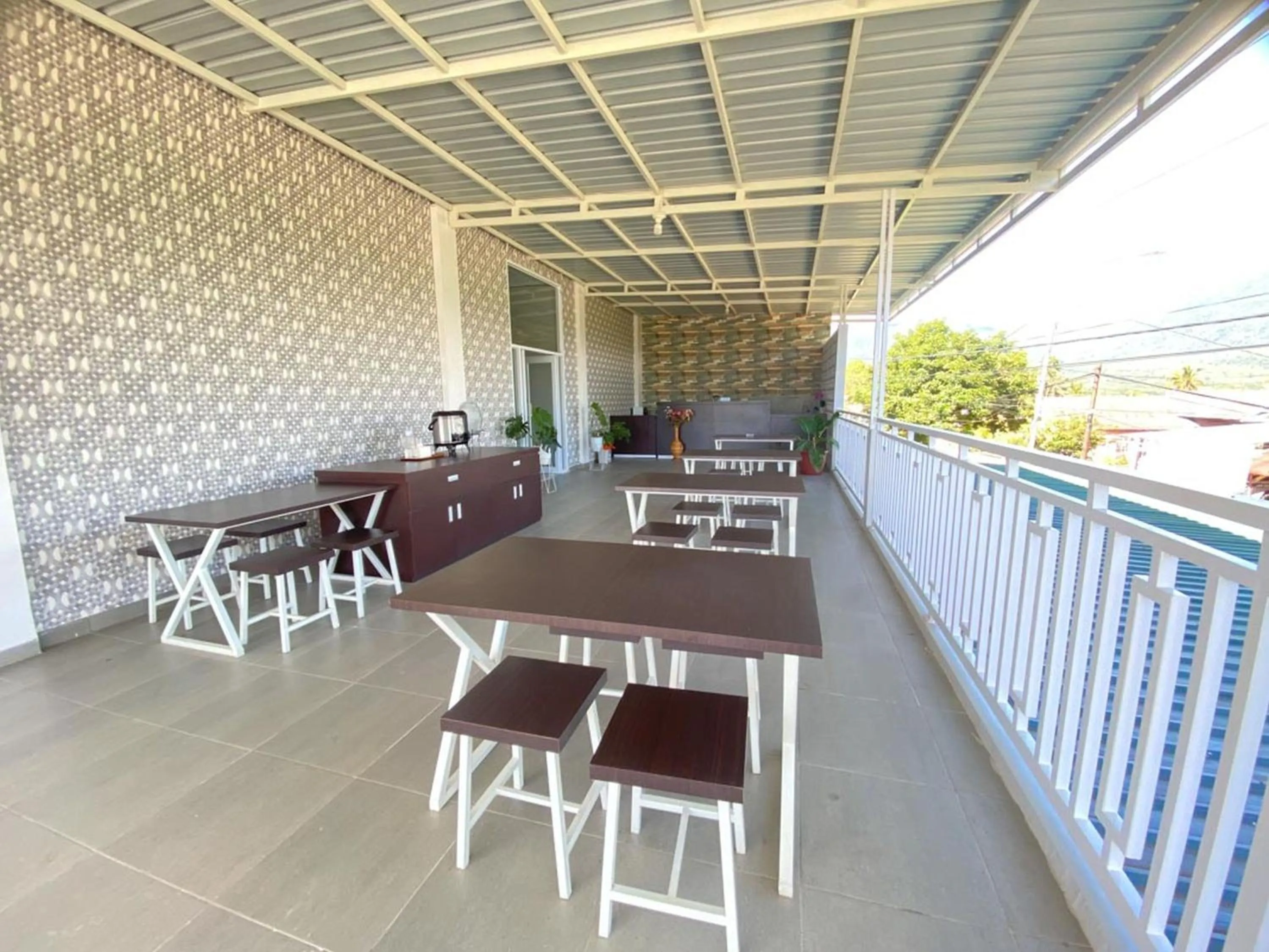 Dining area in MJ Guest House Pusat Kota Malili Mitra RedDoorz