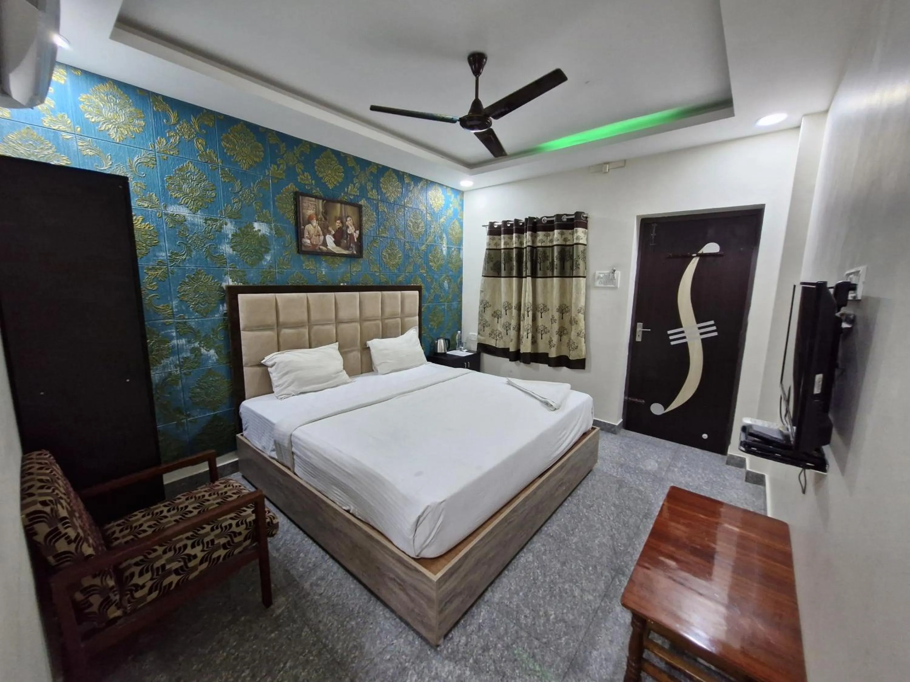 Photo of the whole room, Bed in Redstone Hotel - Near US Consulate Nungambakkam