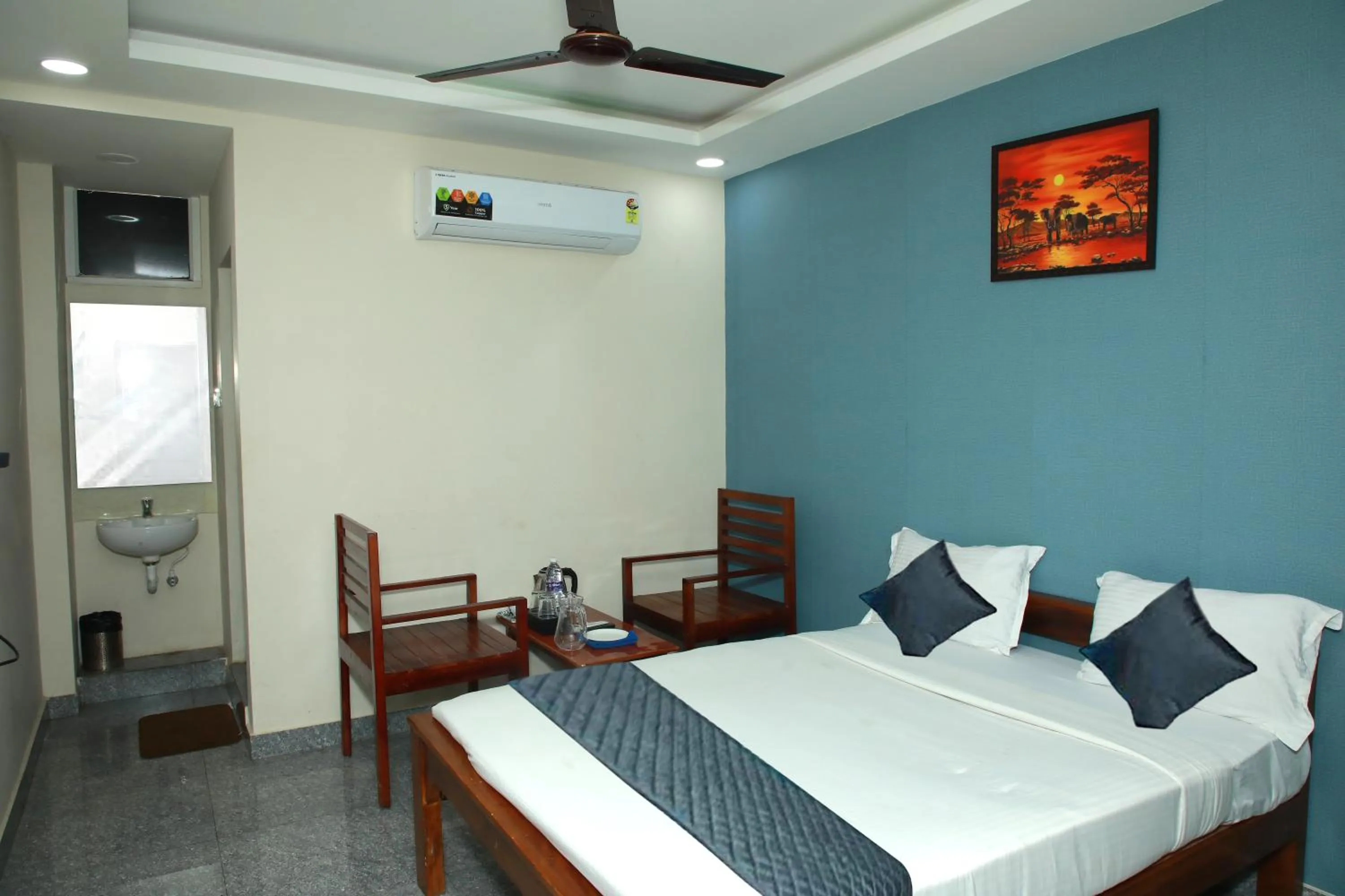 Bed in Redstone Hotel - Near US Consulate Nungambakkam