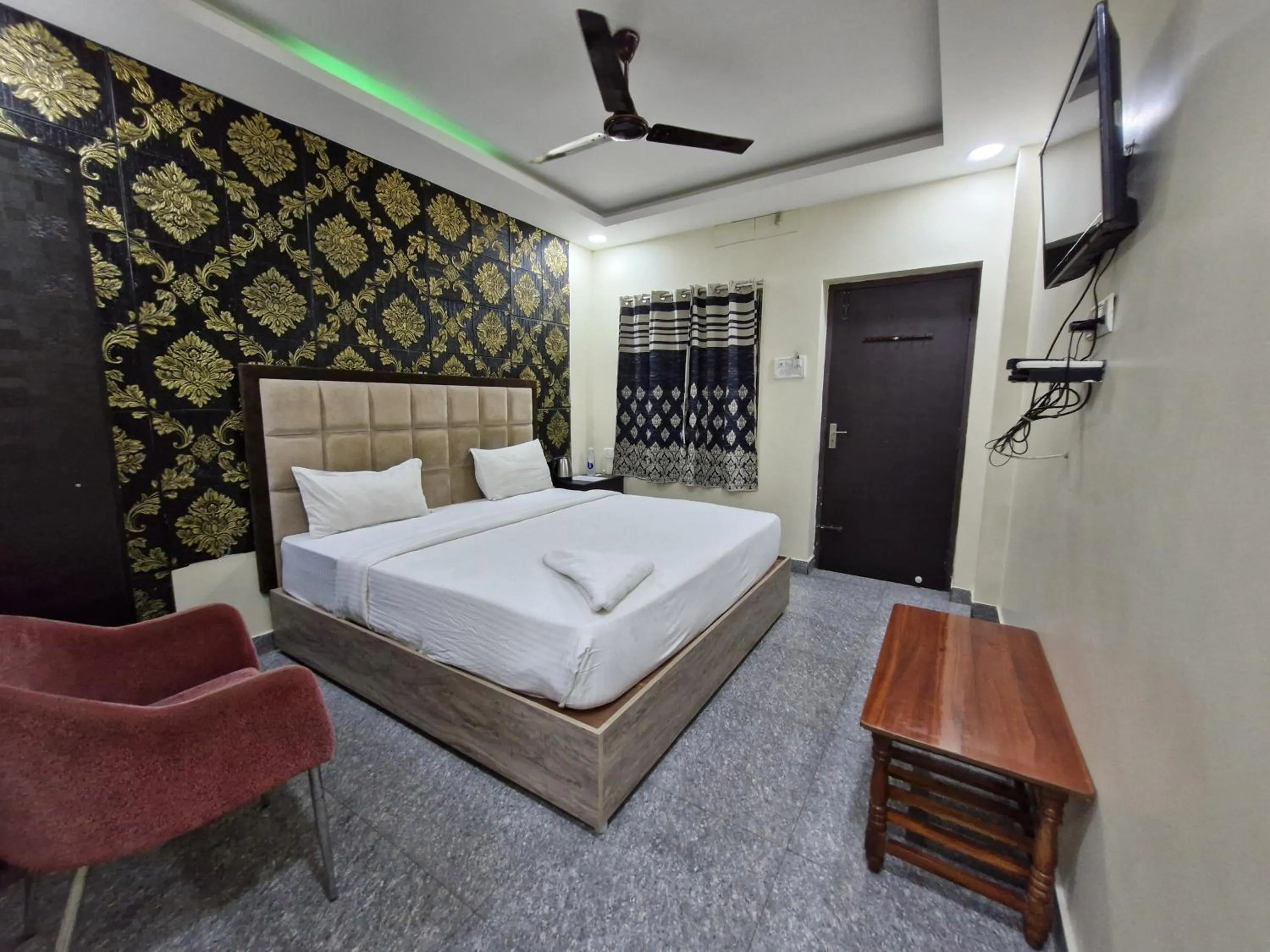 Bed in Redstone Hotel - Near US Consulate Nungambakkam