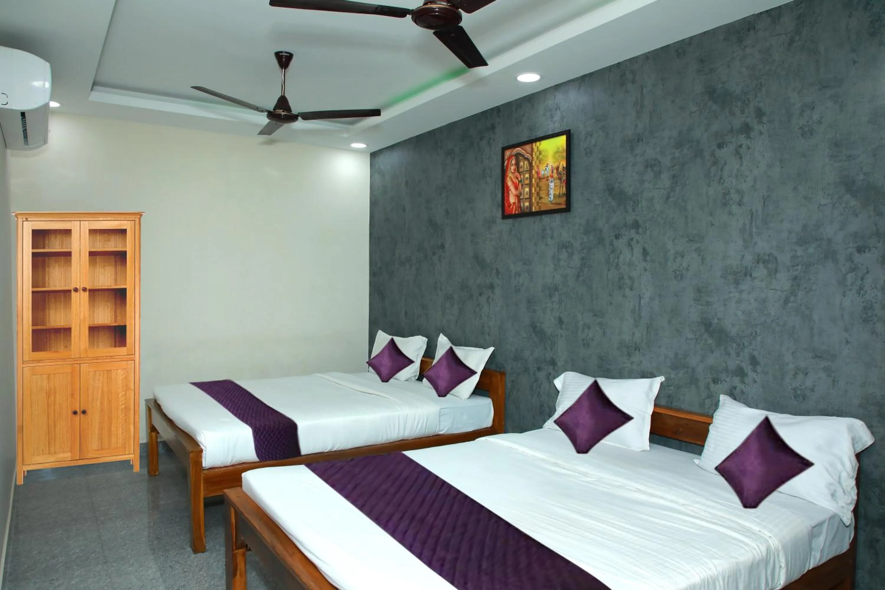 Bed in Redstone Hotel - Near US Consulate Nungambakkam