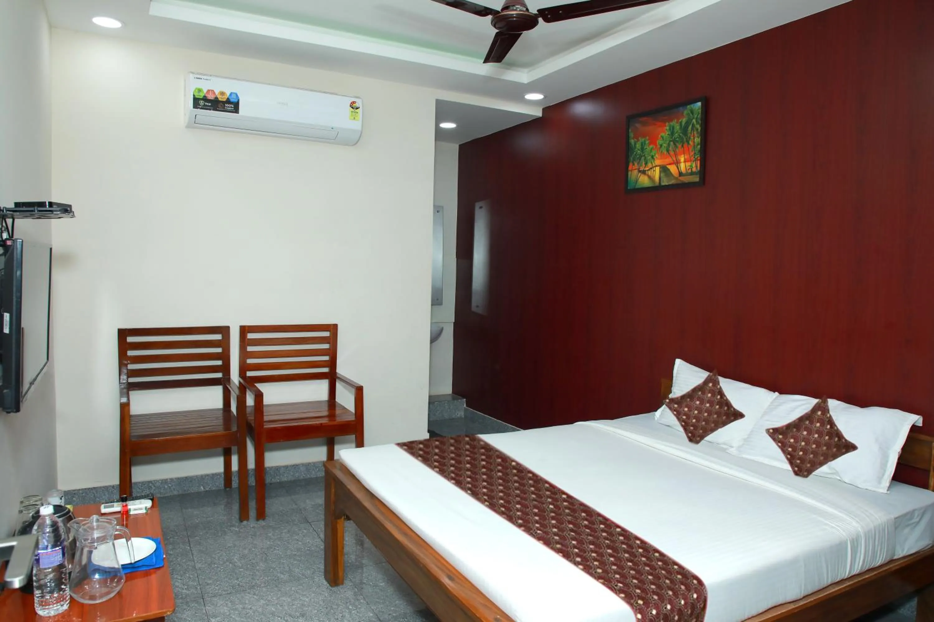 Bed in Redstone Hotel - Near US Consulate Nungambakkam