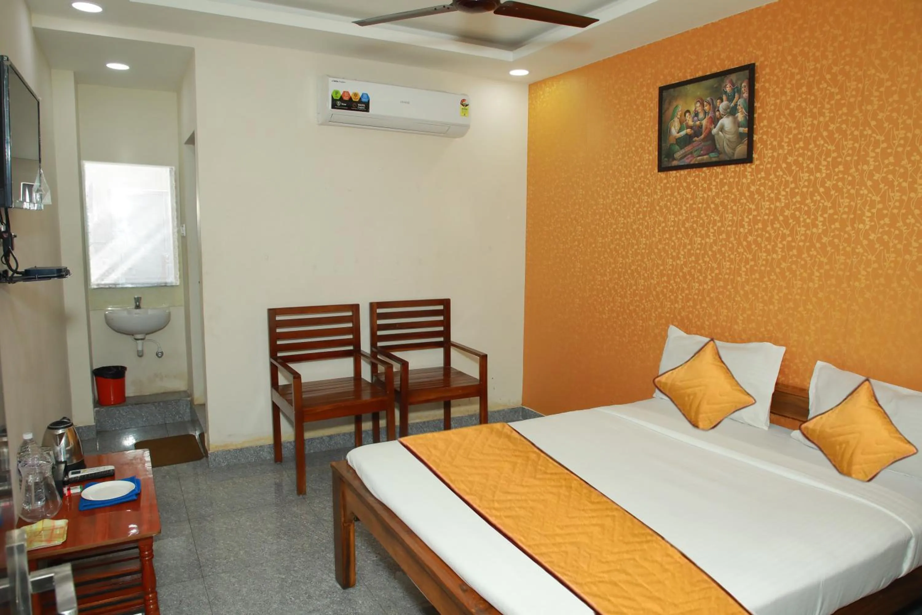 Bed in Redstone Hotel - Near US Consulate Nungambakkam