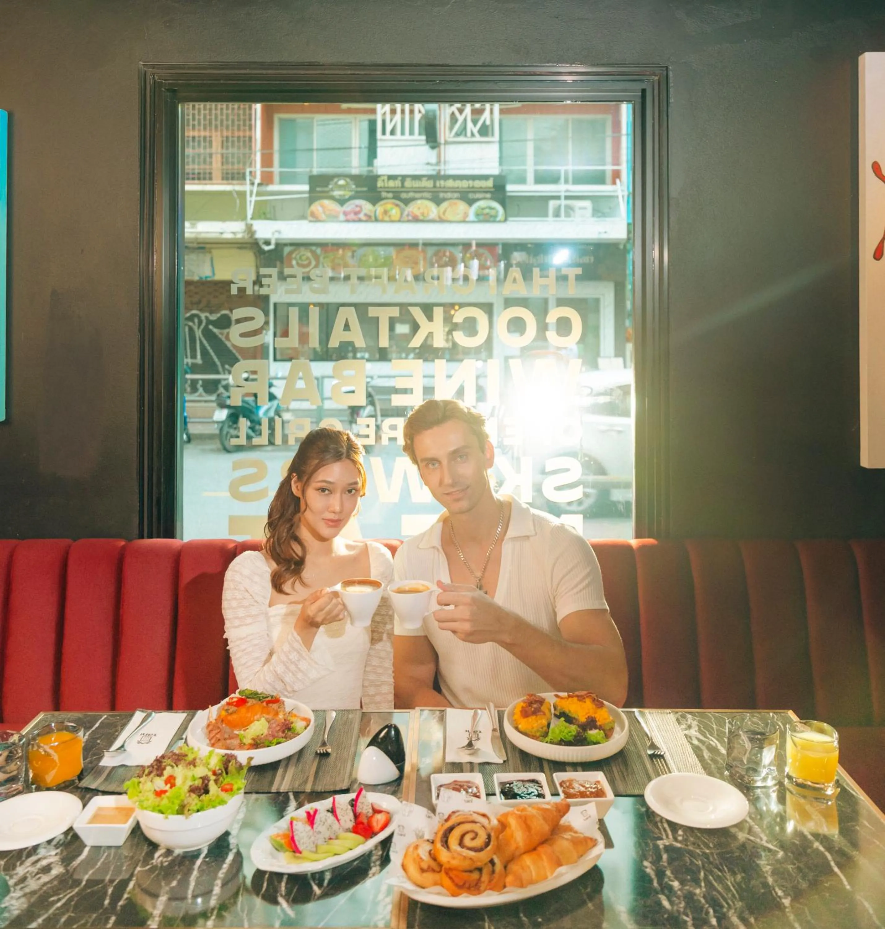 Restaurant/places to eat in The Gravitique Hotel Khaosan