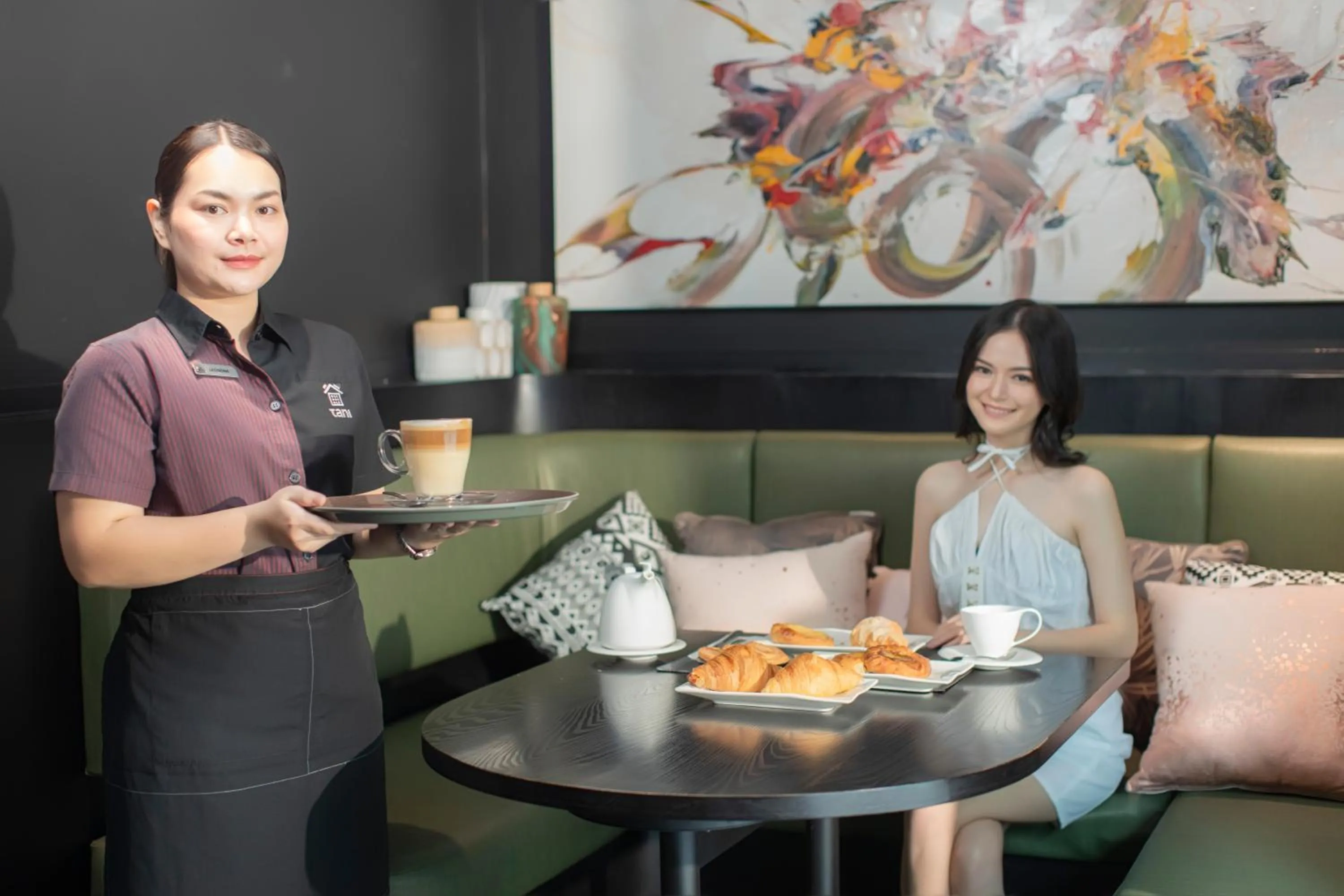 Restaurant/places to eat in The Gravitique Hotel Khaosan