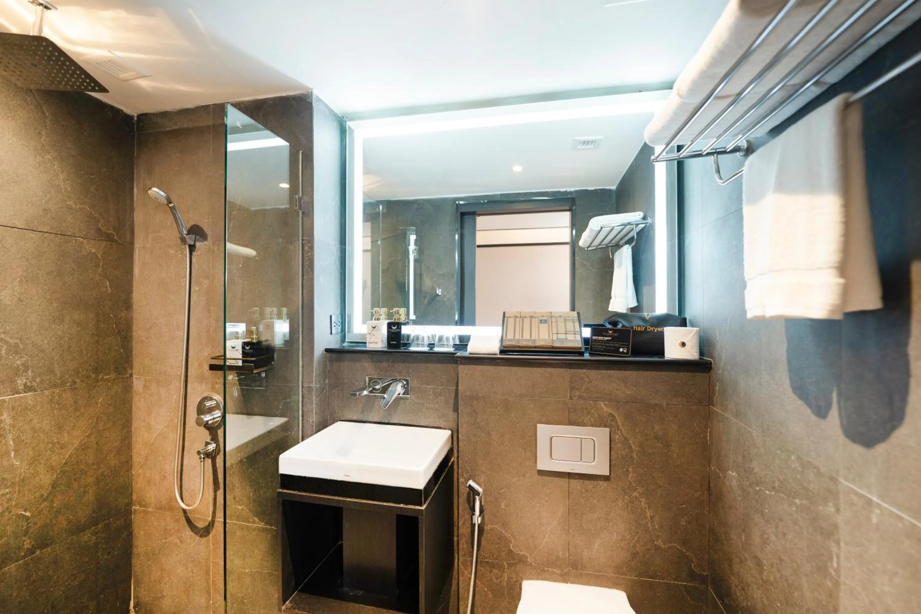 Shower in The Gravitique Hotel Khaosan