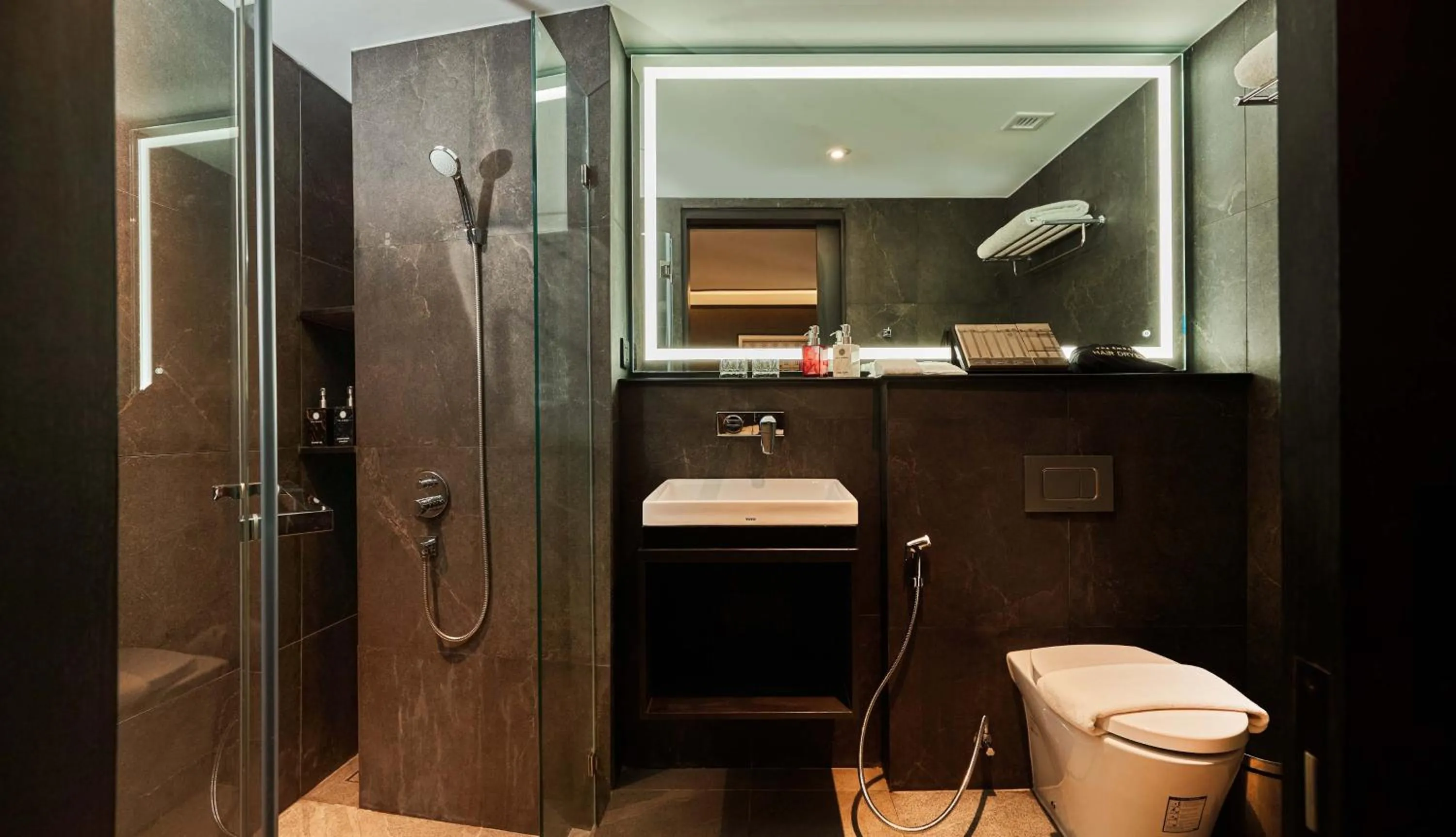 Shower in The Gravitique Hotel Khaosan