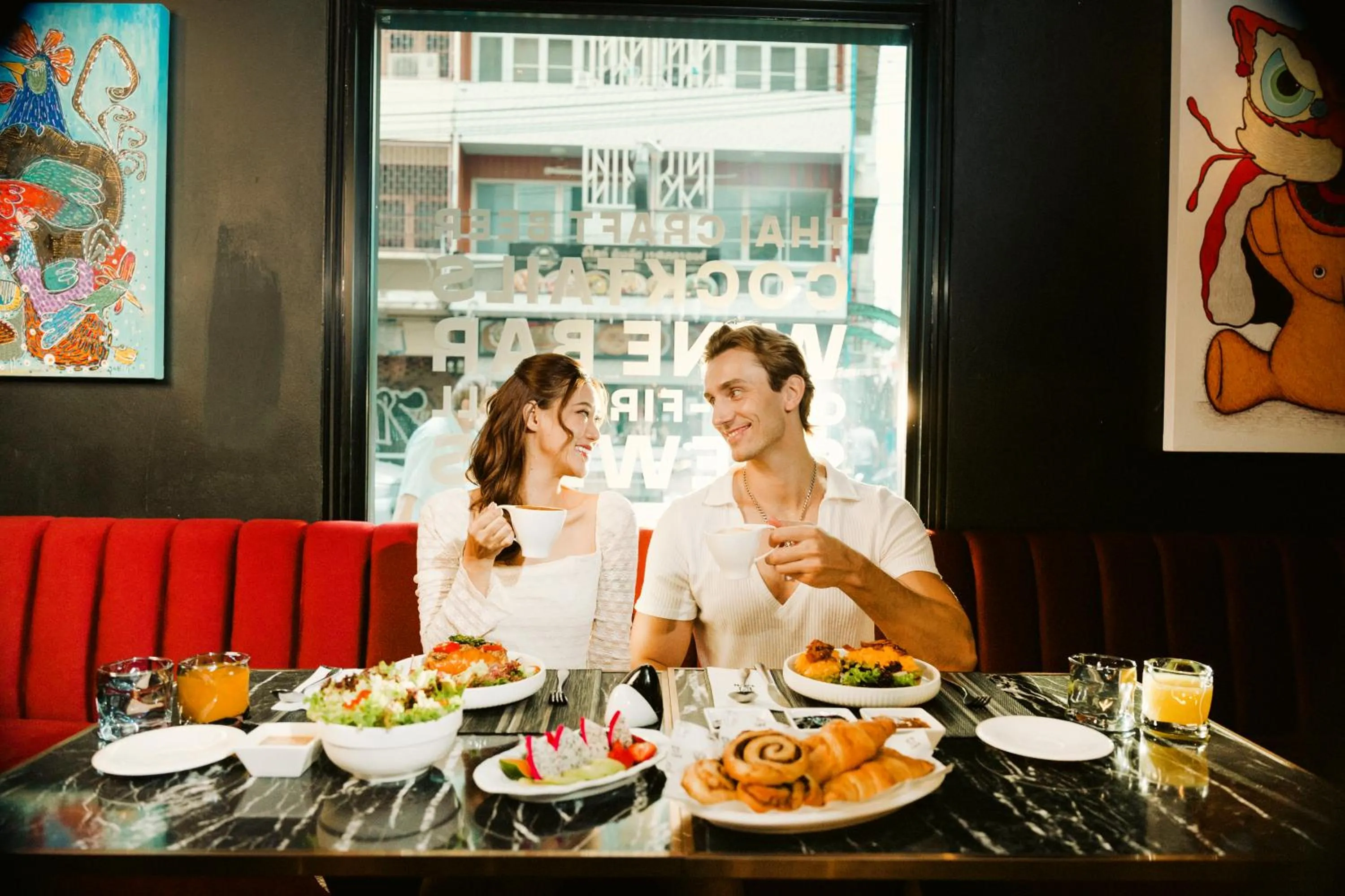 Restaurant/places to eat in The Gravitique Hotel Khaosan