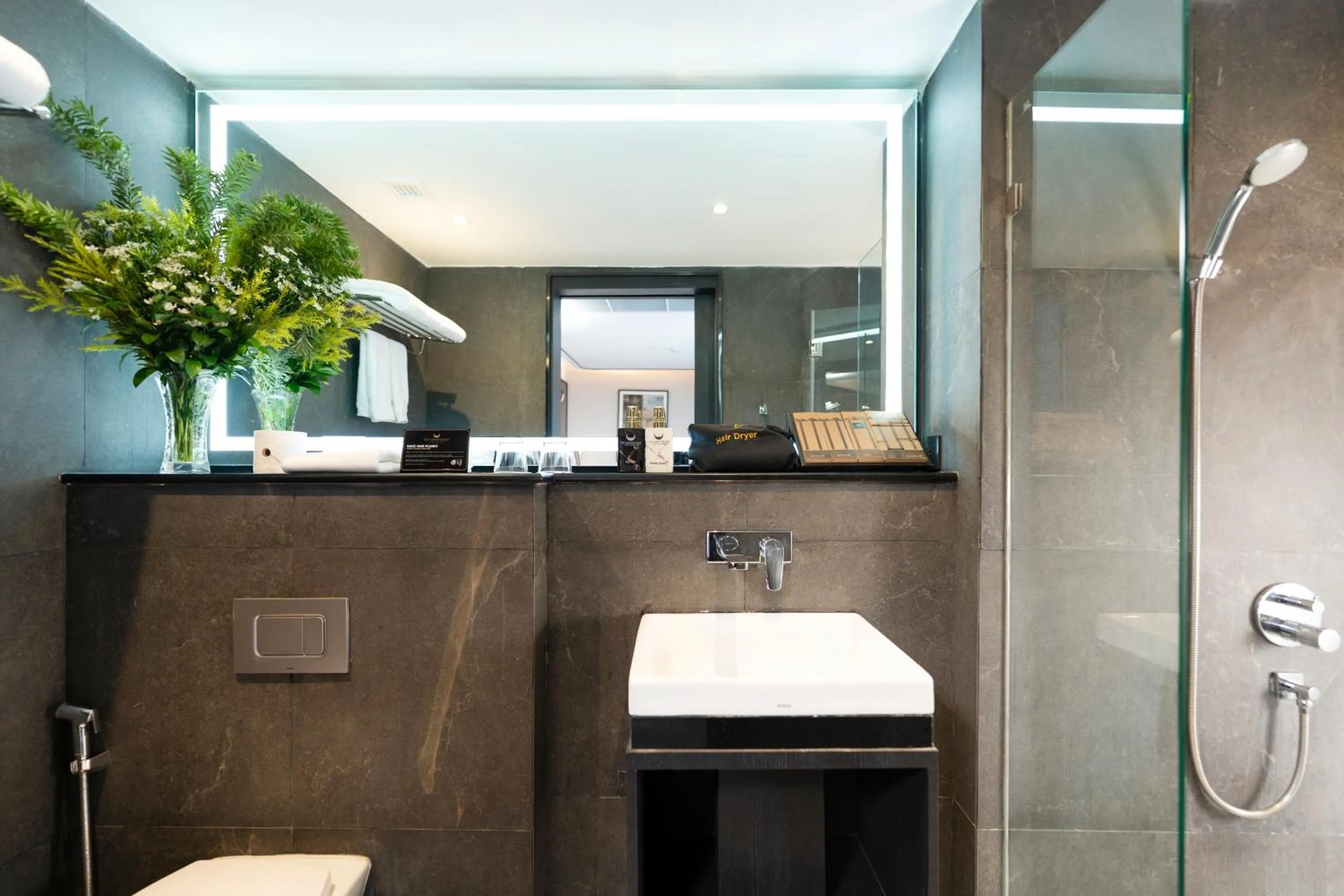 Shower in The Gravitique Hotel Khaosan