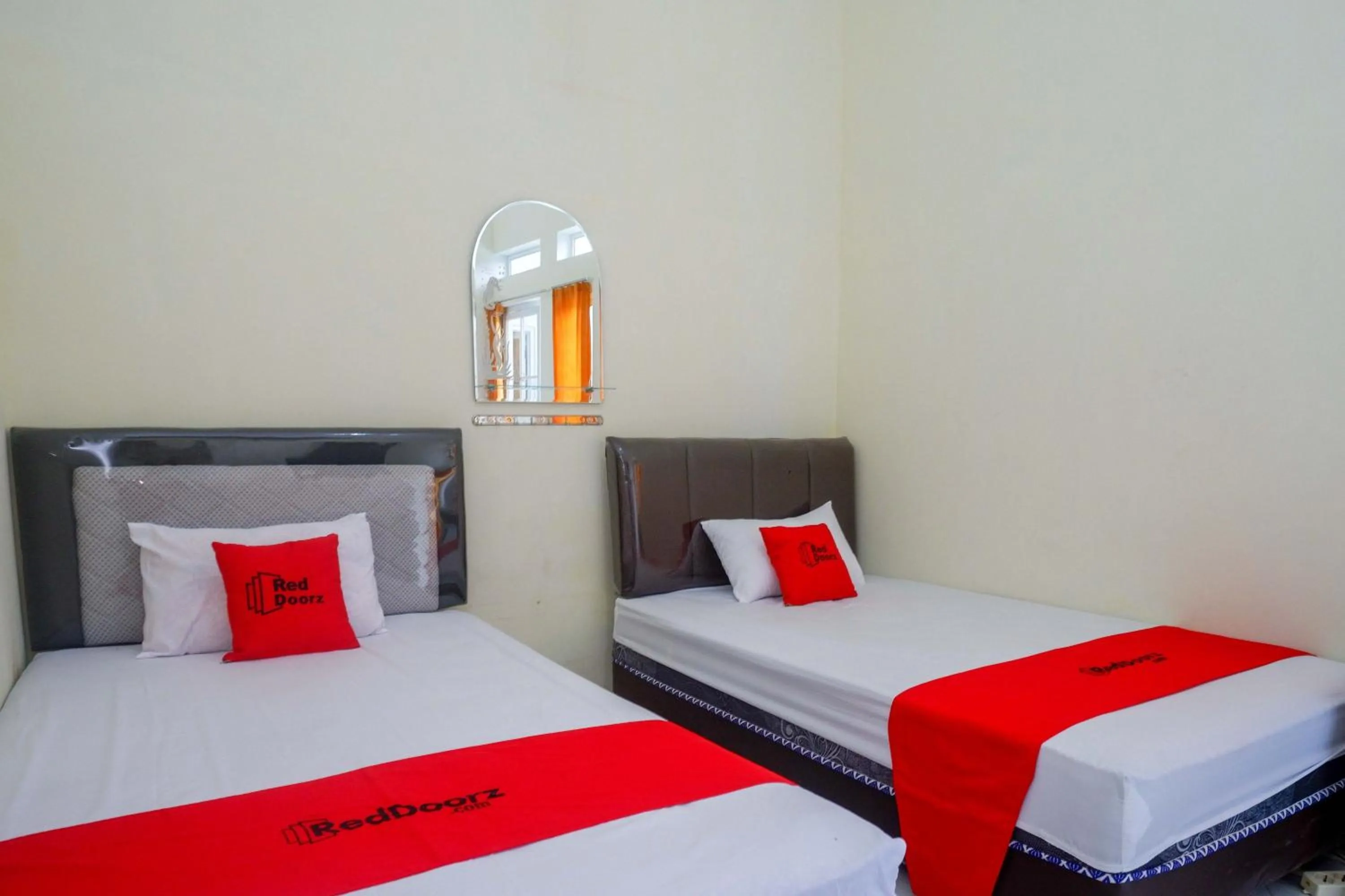 Bedroom, Bed in RedDoorz Syariah near Universitas Slamet Riyadi Solo