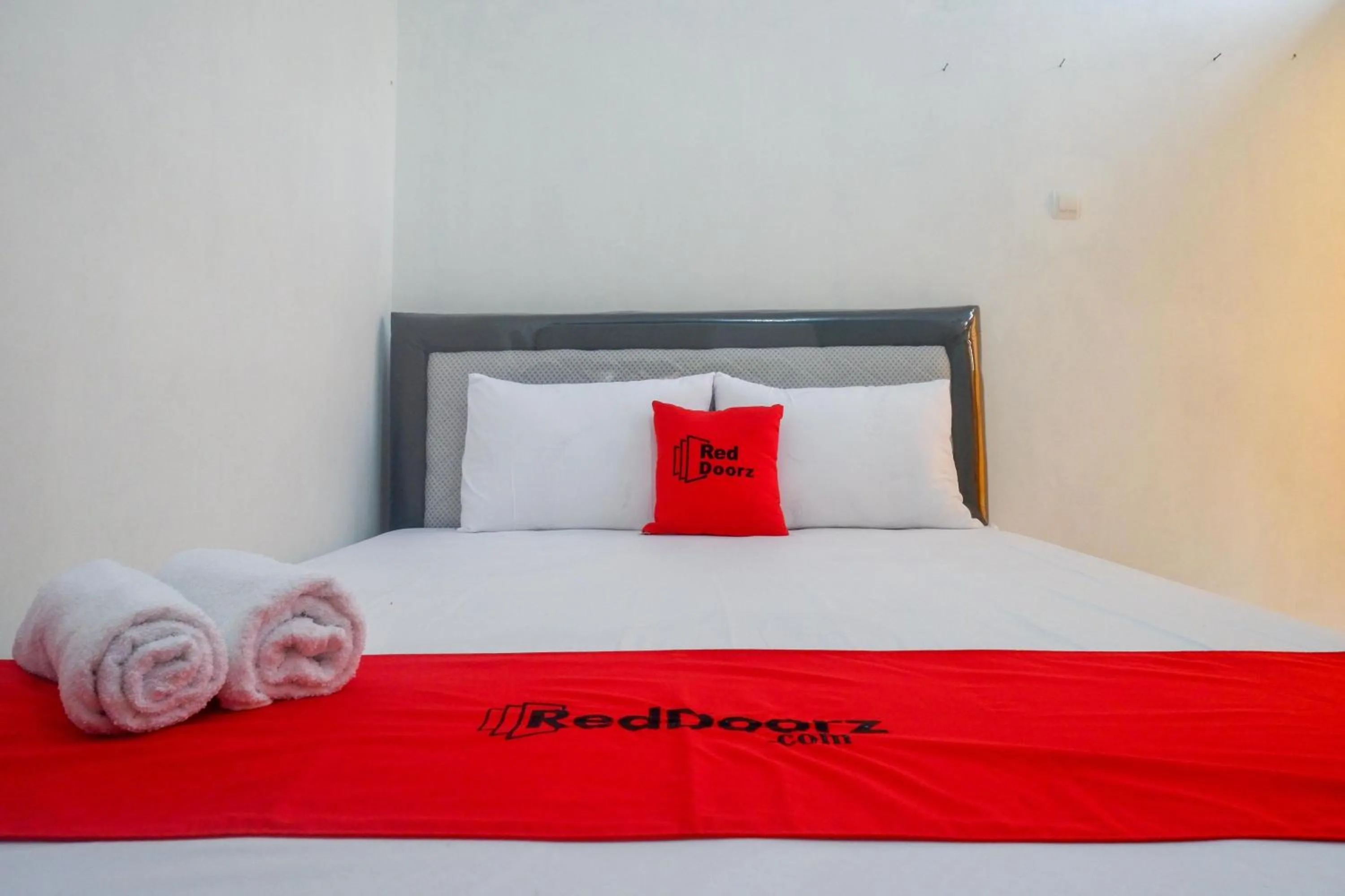 Bedroom, Bed in RedDoorz Syariah near Universitas Slamet Riyadi Solo