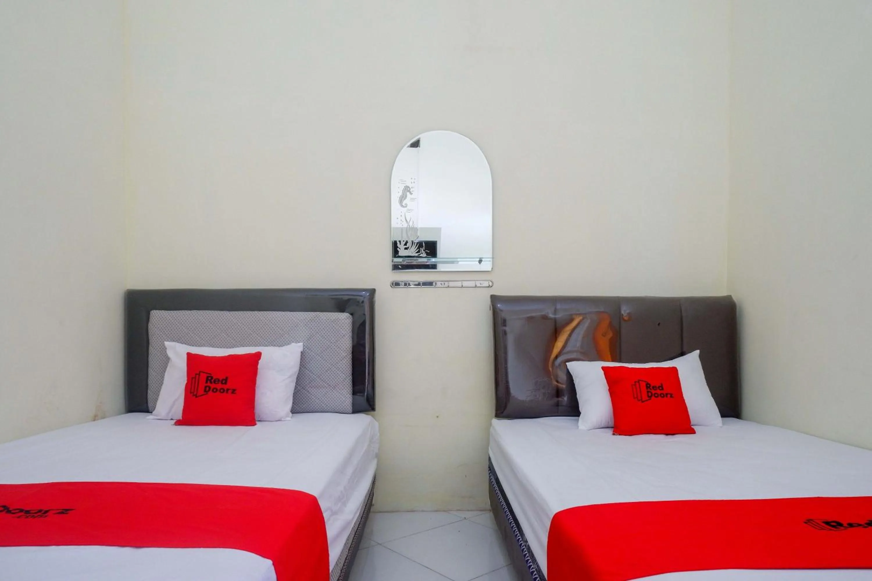 Bedroom, Bed in RedDoorz Syariah near Universitas Slamet Riyadi Solo