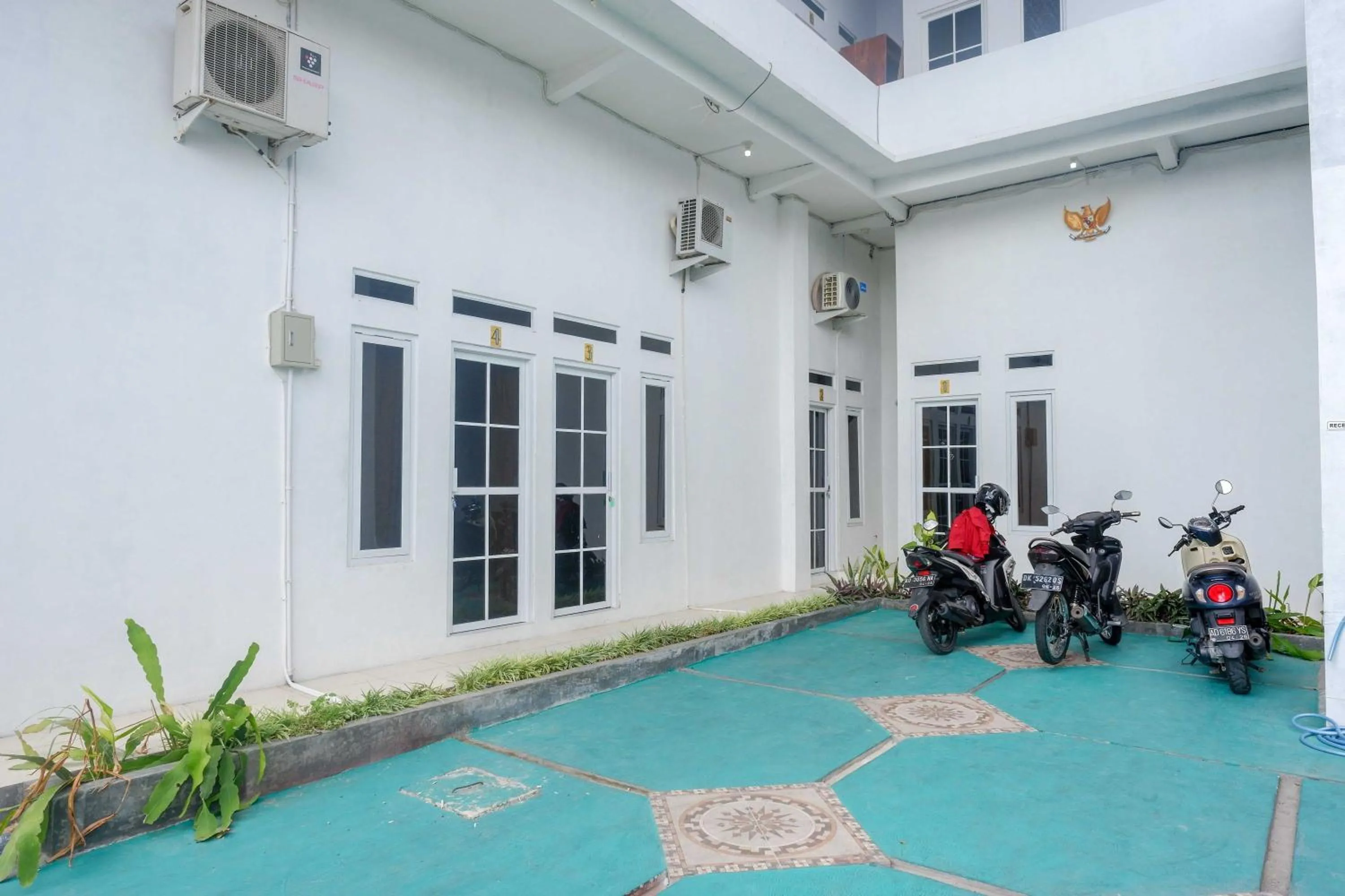 Parking in RedDoorz Syariah near Universitas Slamet Riyadi Solo