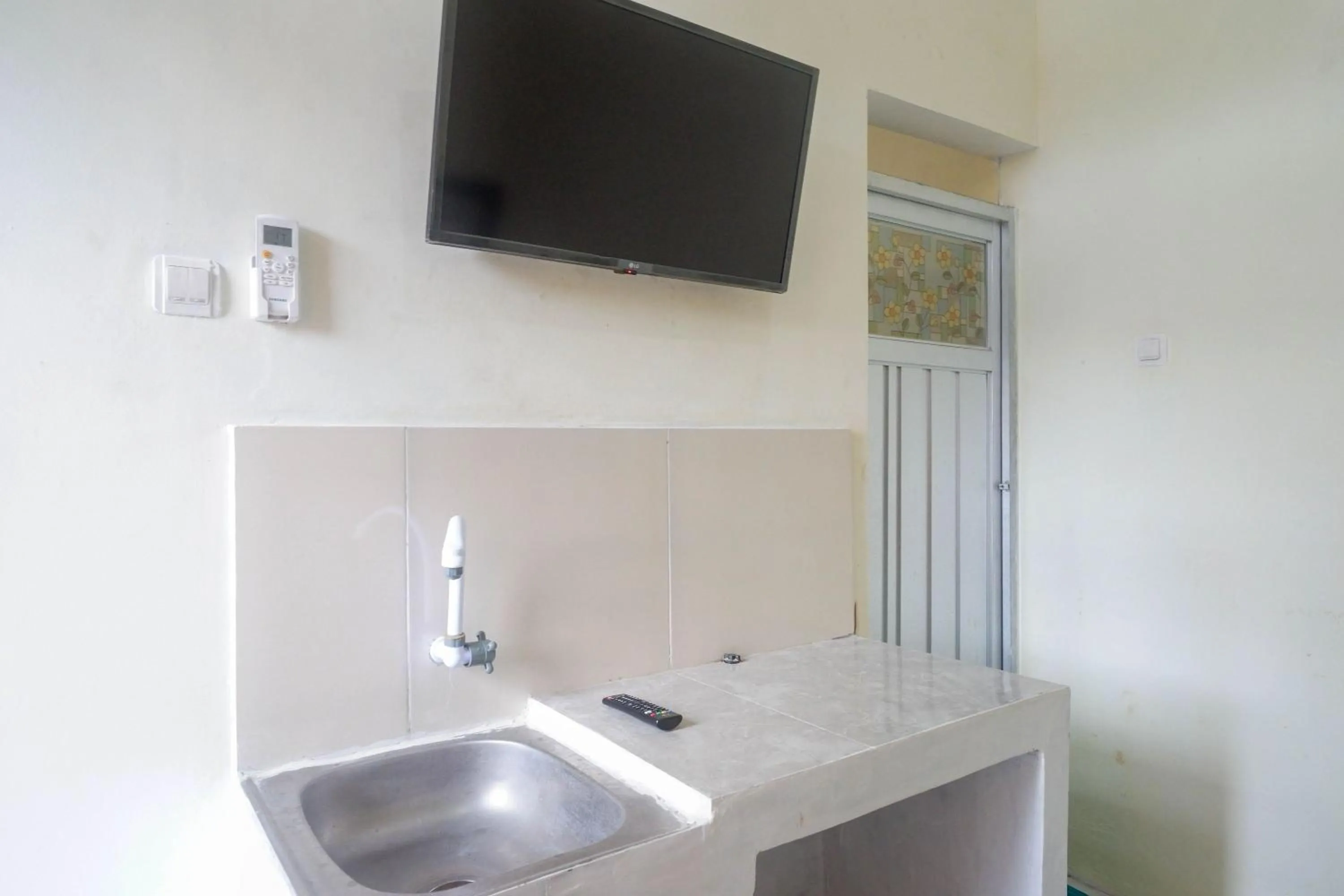 Communal kitchen in RedDoorz Syariah near Universitas Slamet Riyadi Solo