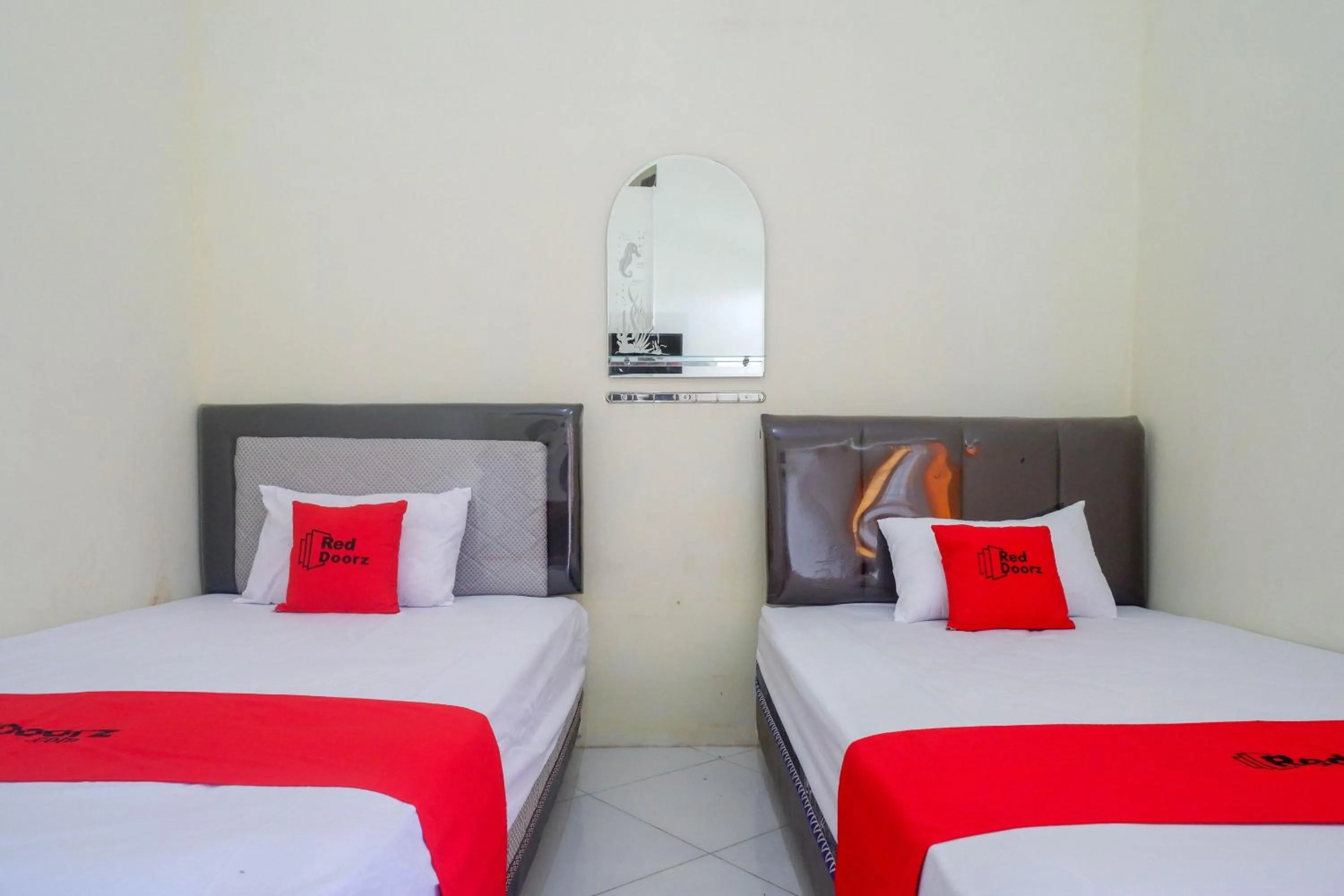 Bedroom, Bed in RedDoorz Syariah near Universitas Slamet Riyadi Solo