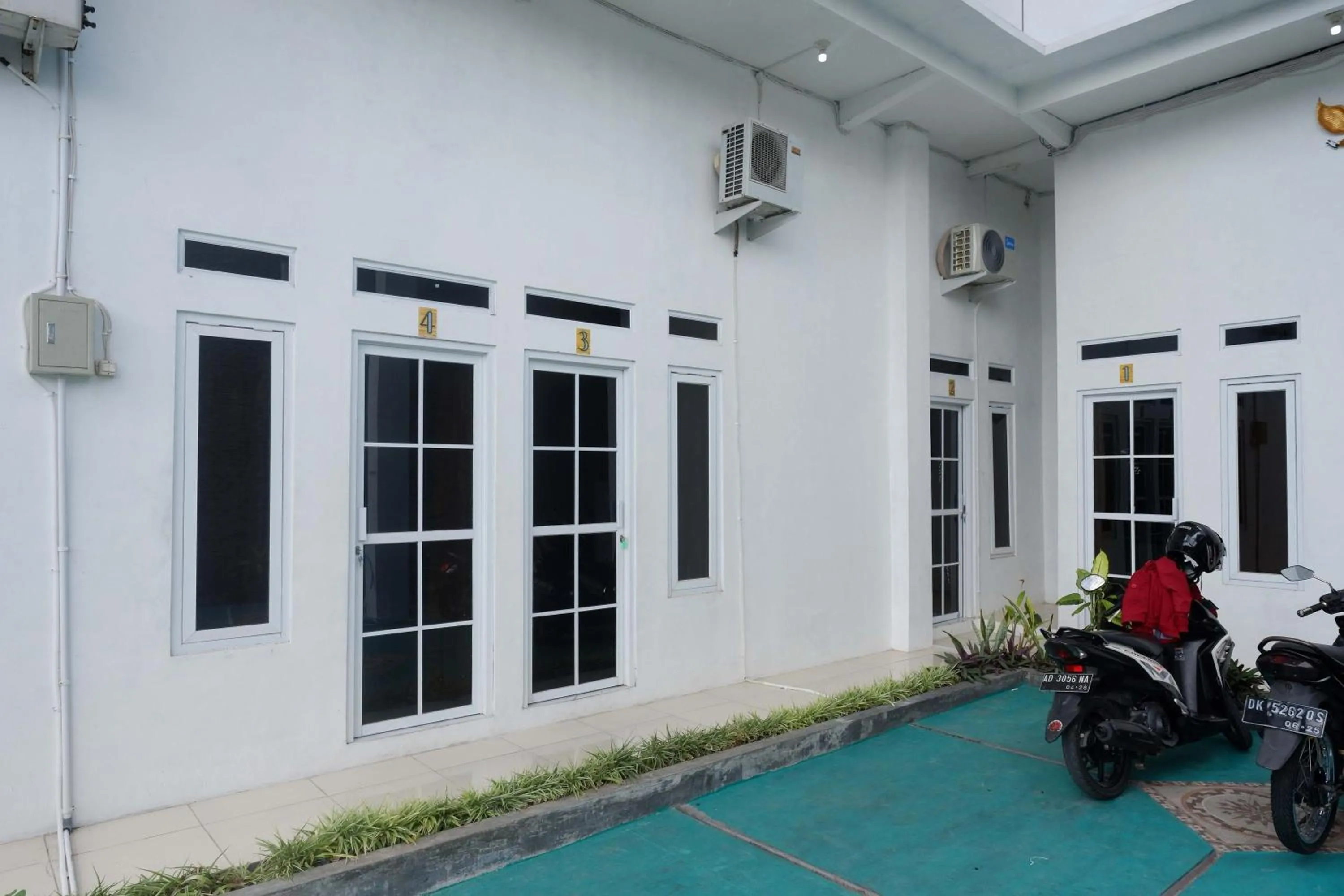 Facade/entrance in RedDoorz Syariah near Universitas Slamet Riyadi Solo