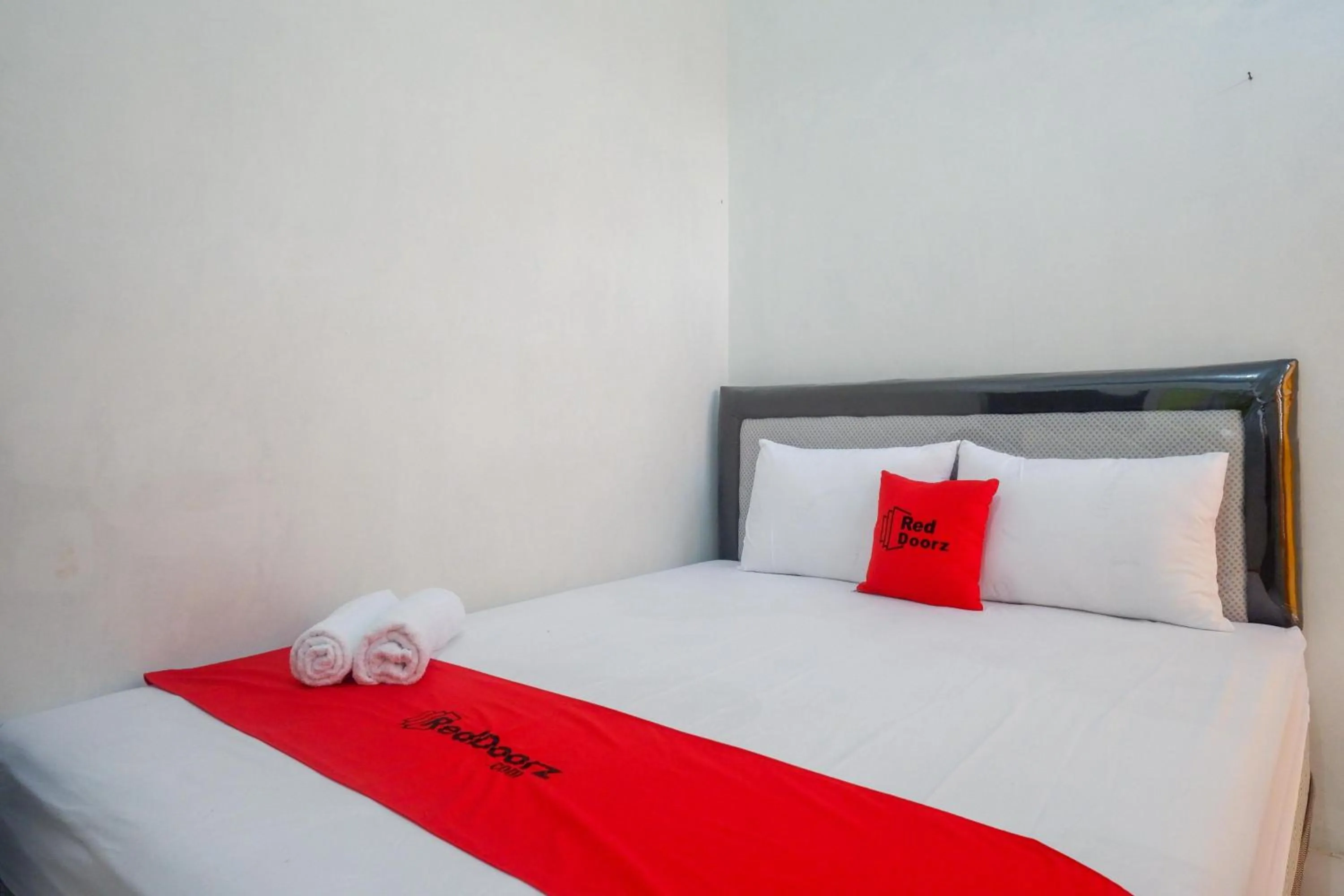 Bedroom, Bed in RedDoorz Syariah near Universitas Slamet Riyadi Solo