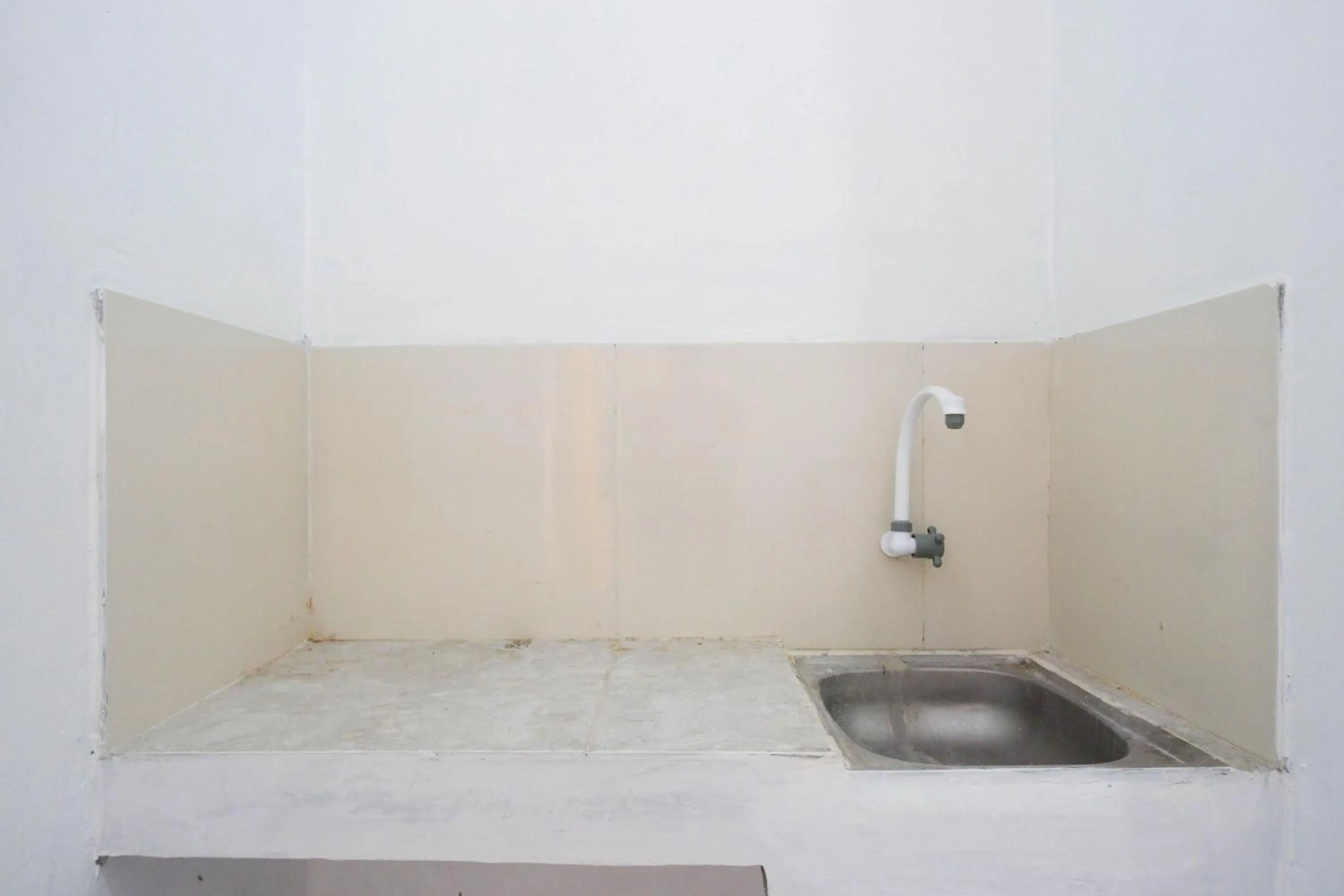 Communal kitchen in RedDoorz Syariah near Universitas Slamet Riyadi Solo