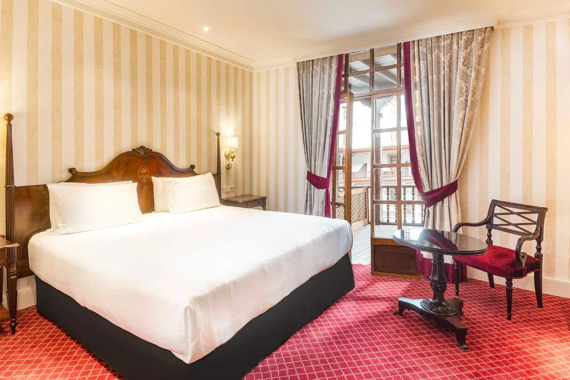 Bed in Eurostars Hotel de la Reconquista