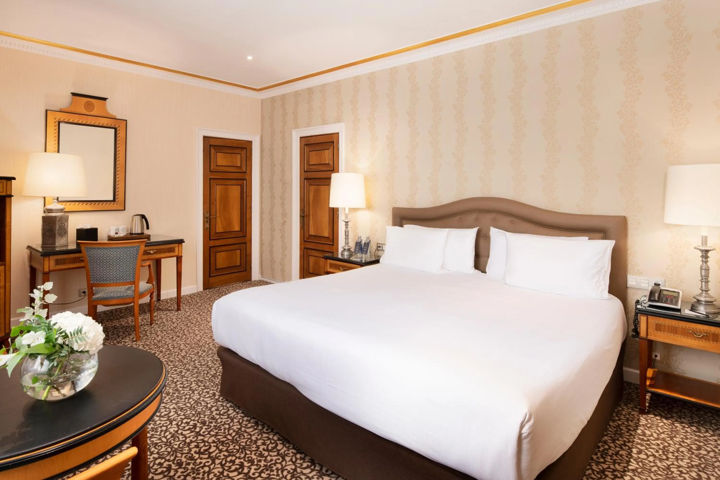 Photo of the whole room, Bed in Eurostars Hotel de la Reconquista