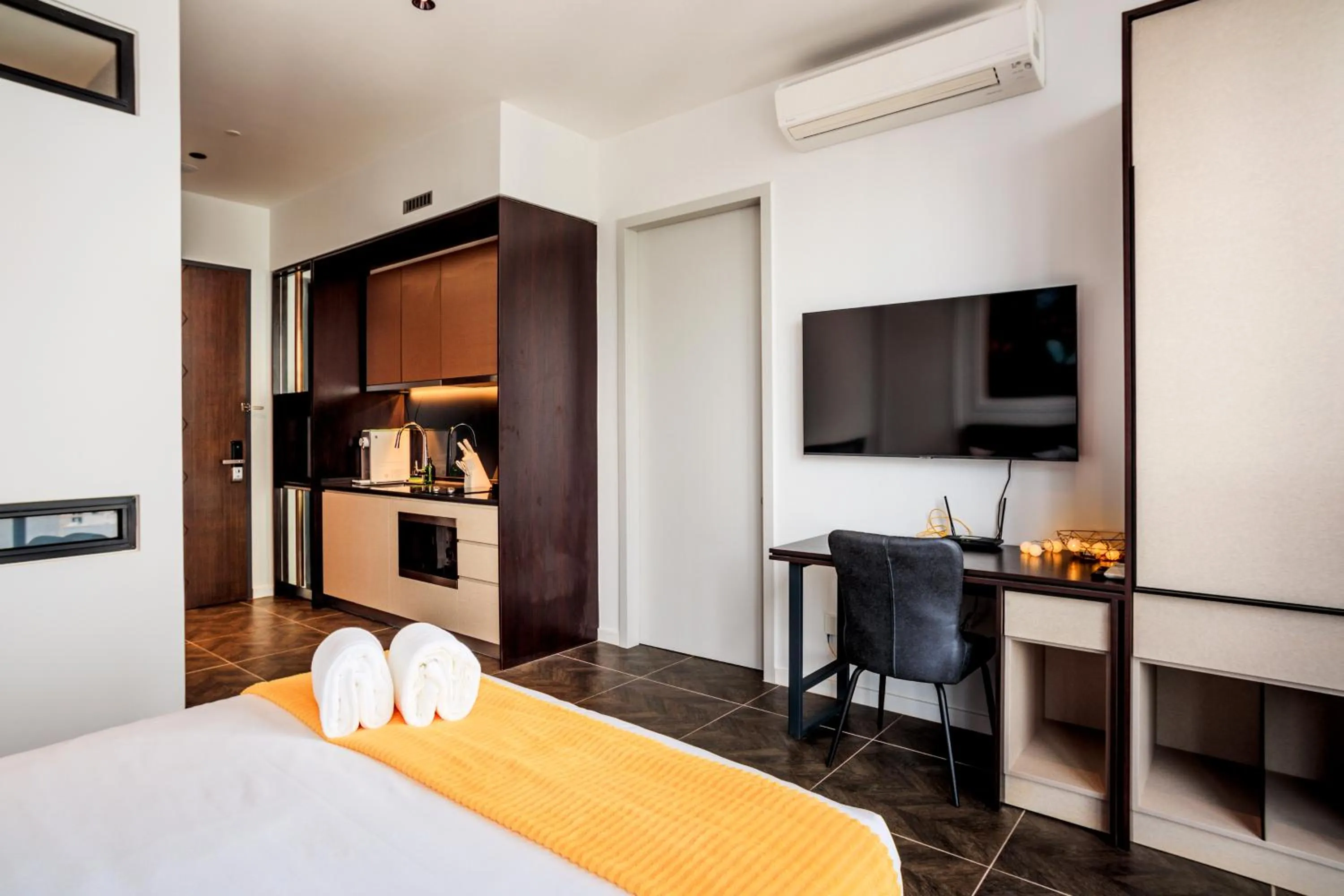 Bed in Scarletz Suites KLCC by Mana-Mana