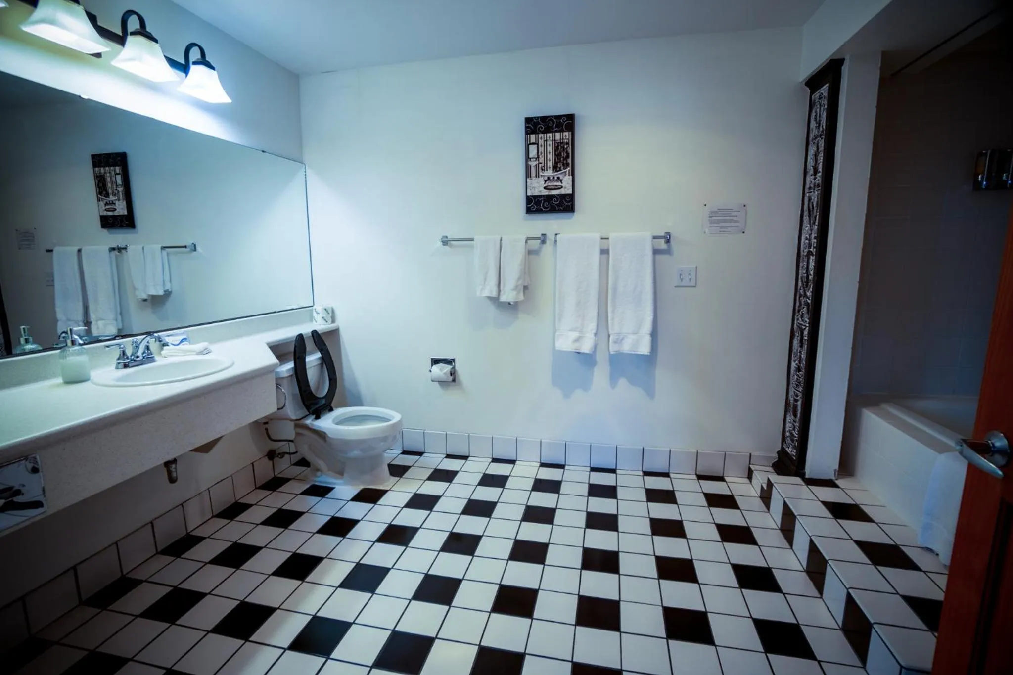 Shower, Bed in Nuk's Executive Suites