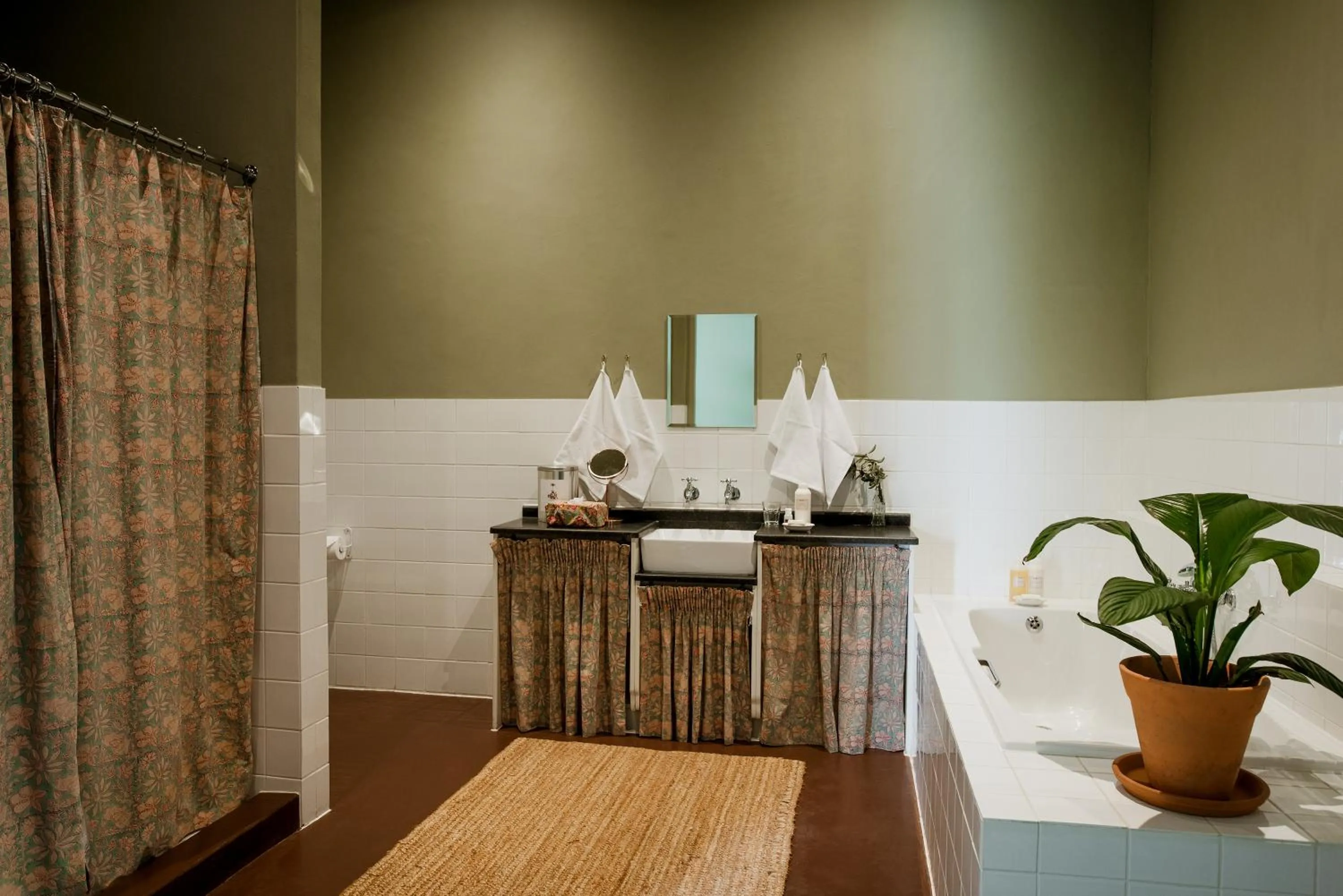 Shower in Dorp Hotel