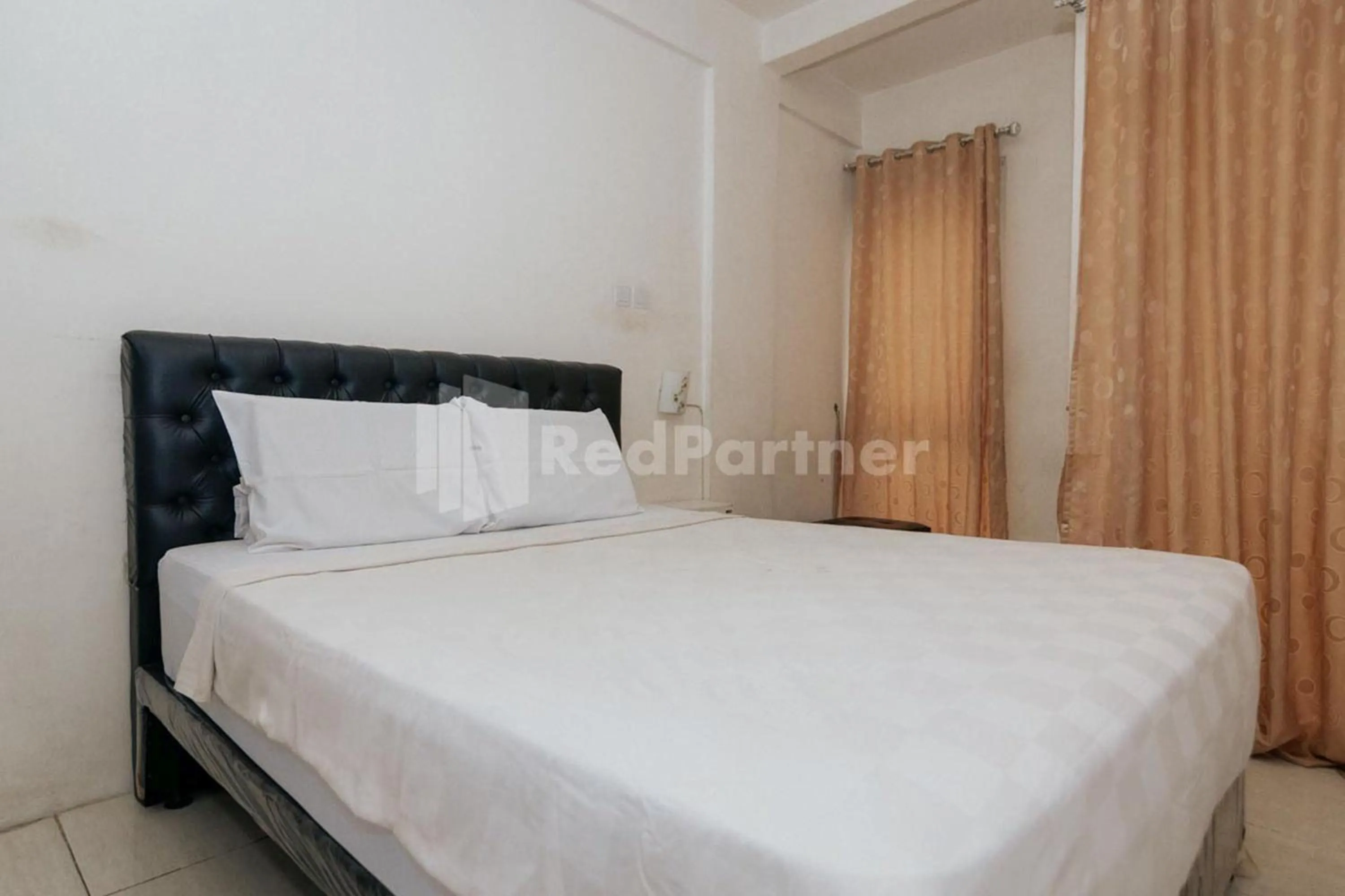 Bedroom, Bed in RedLiving Apartemen Skylounge Tamansari - Vanez Room