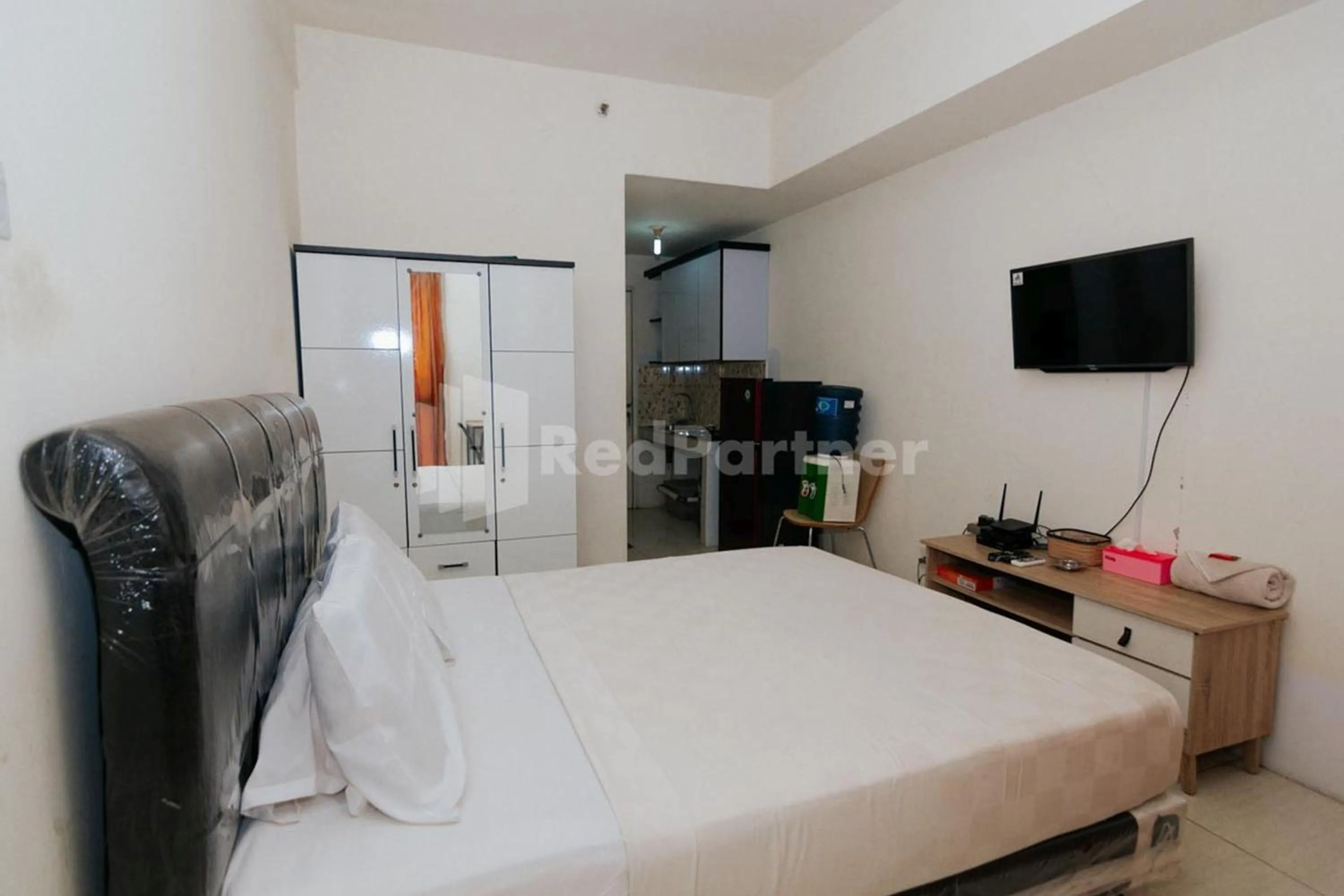 Bedroom, Bed in RedLiving Apartemen Skylounge Tamansari - Vanez Room