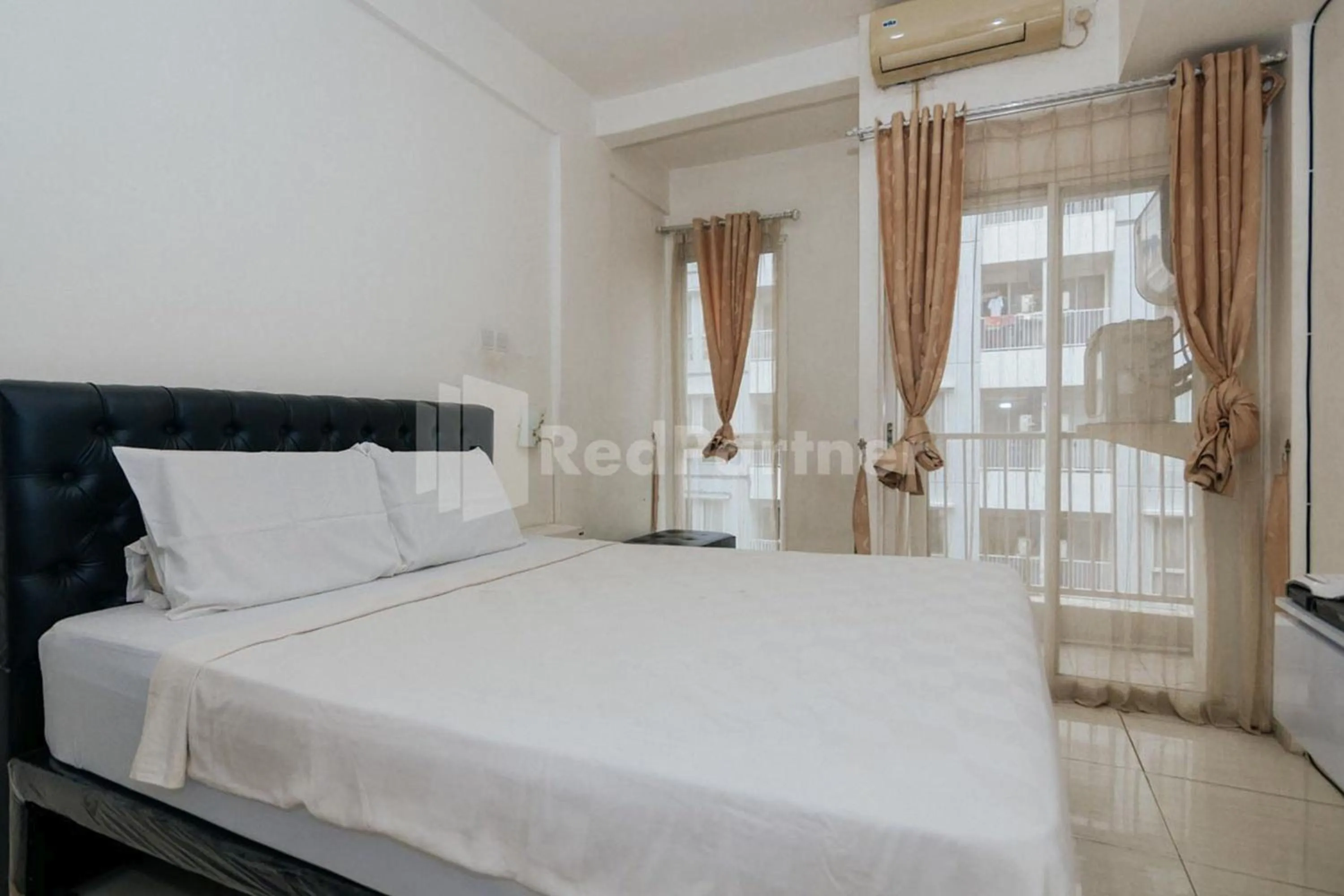 Bedroom, Bed in RedLiving Apartemen Skylounge Tamansari - Vanez Room