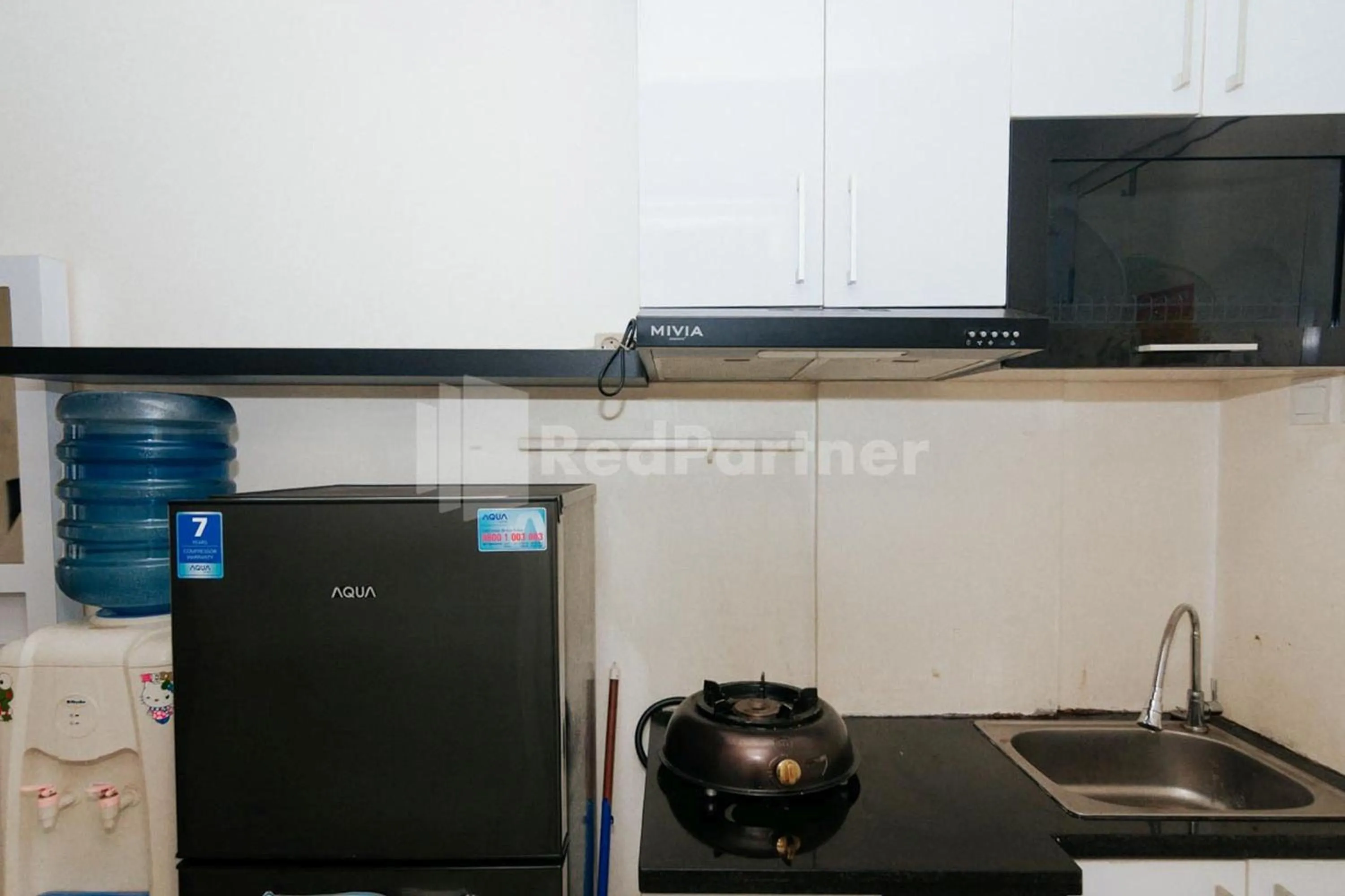 Kitchen or kitchenette in RedLiving Apartemen Skylounge Tamansari - Vanez Room