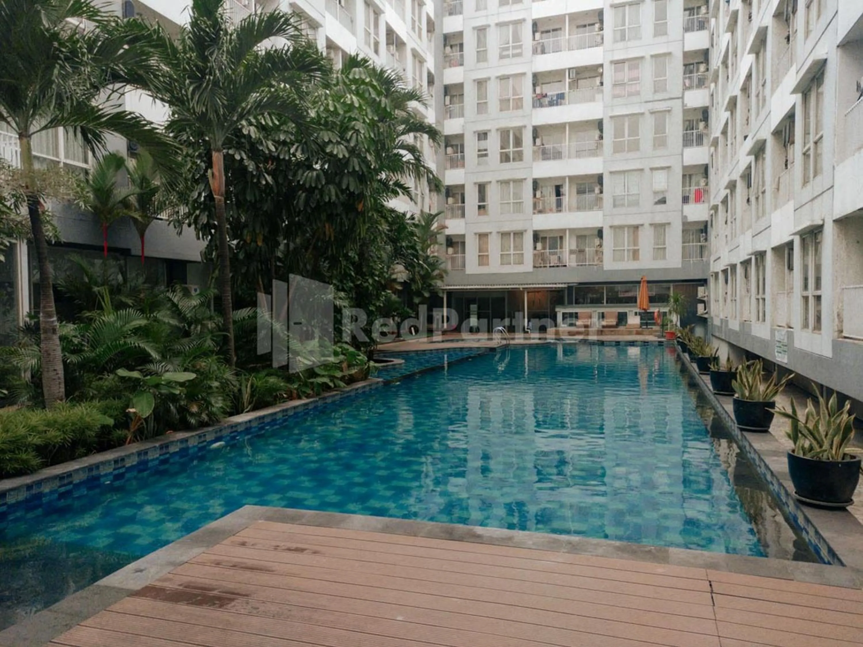 Swimming pool in RedLiving Apartemen Skylounge Tamansari - Vanez Room