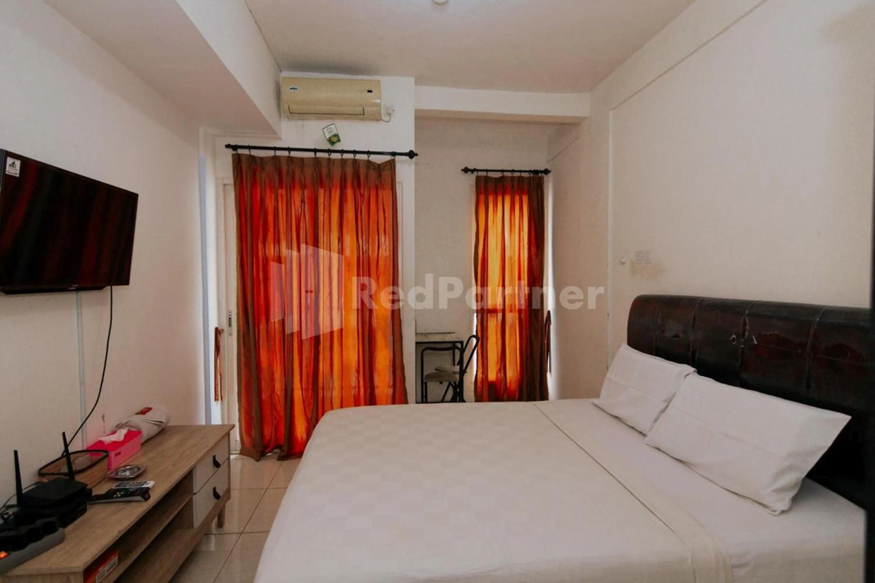 Bedroom, Bed in RedLiving Apartemen Skylounge Tamansari - Vanez Room