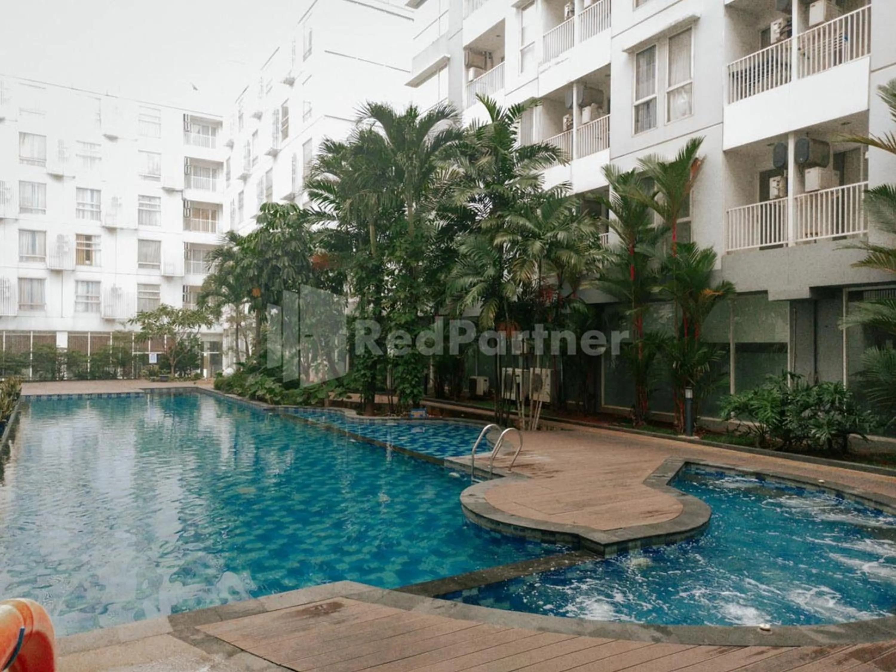 Swimming pool in RedLiving Apartemen Skylounge Tamansari - Vanez Room