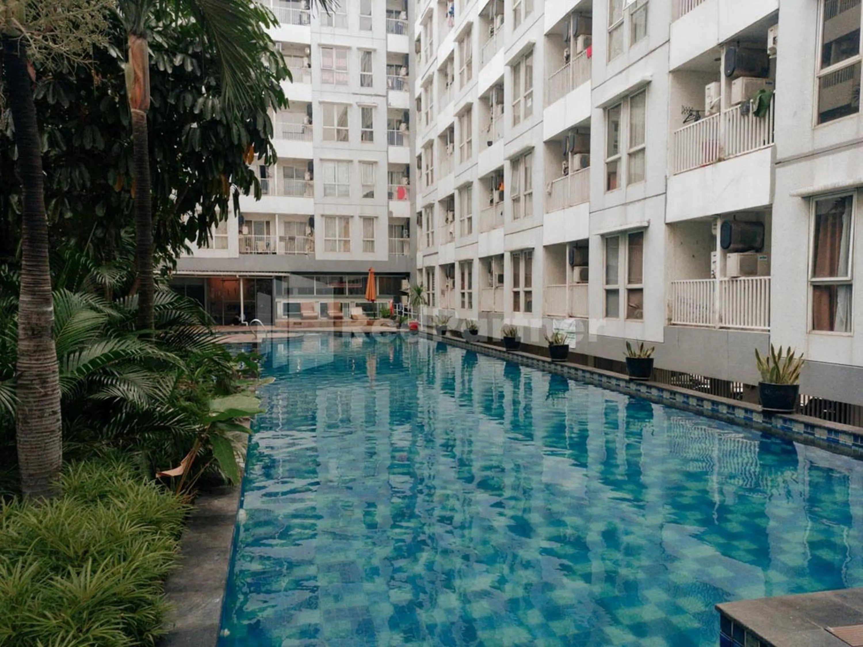Swimming pool in RedLiving Apartemen Skylounge Tamansari - Vanez Room