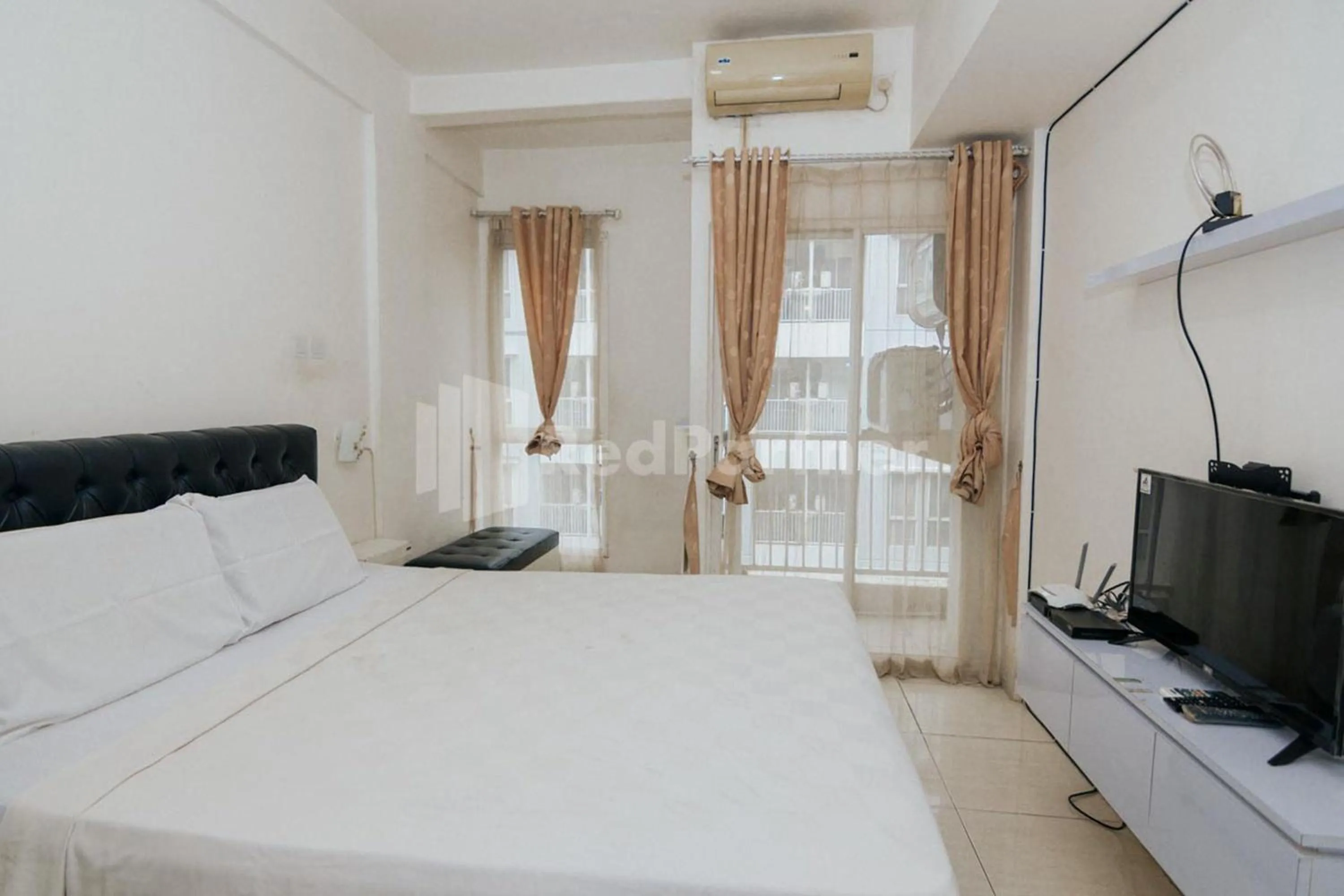 Bedroom, Bed in RedLiving Apartemen Skylounge Tamansari - Vanez Room