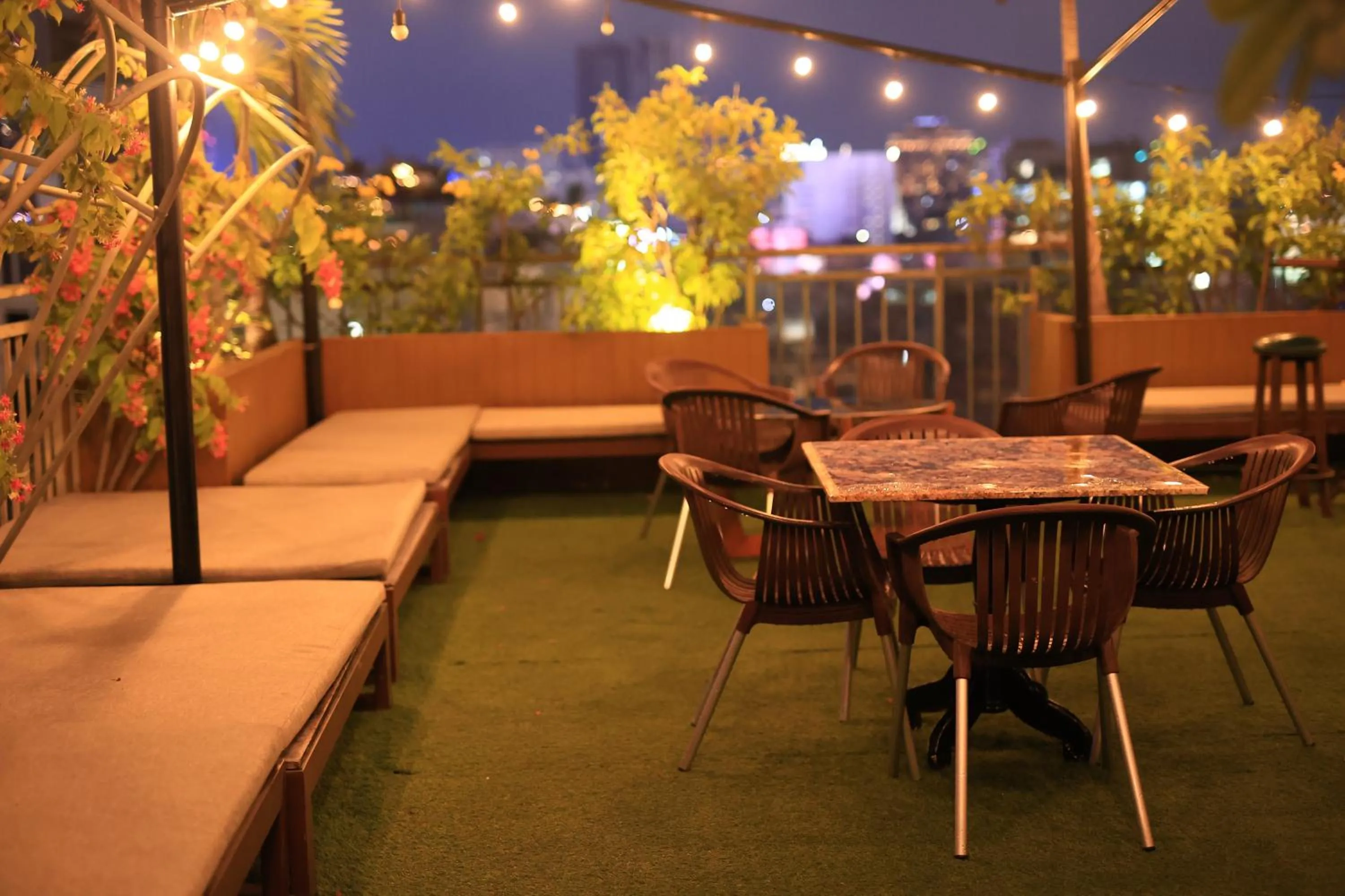 California Saigon Hotel & Rooftop Pool