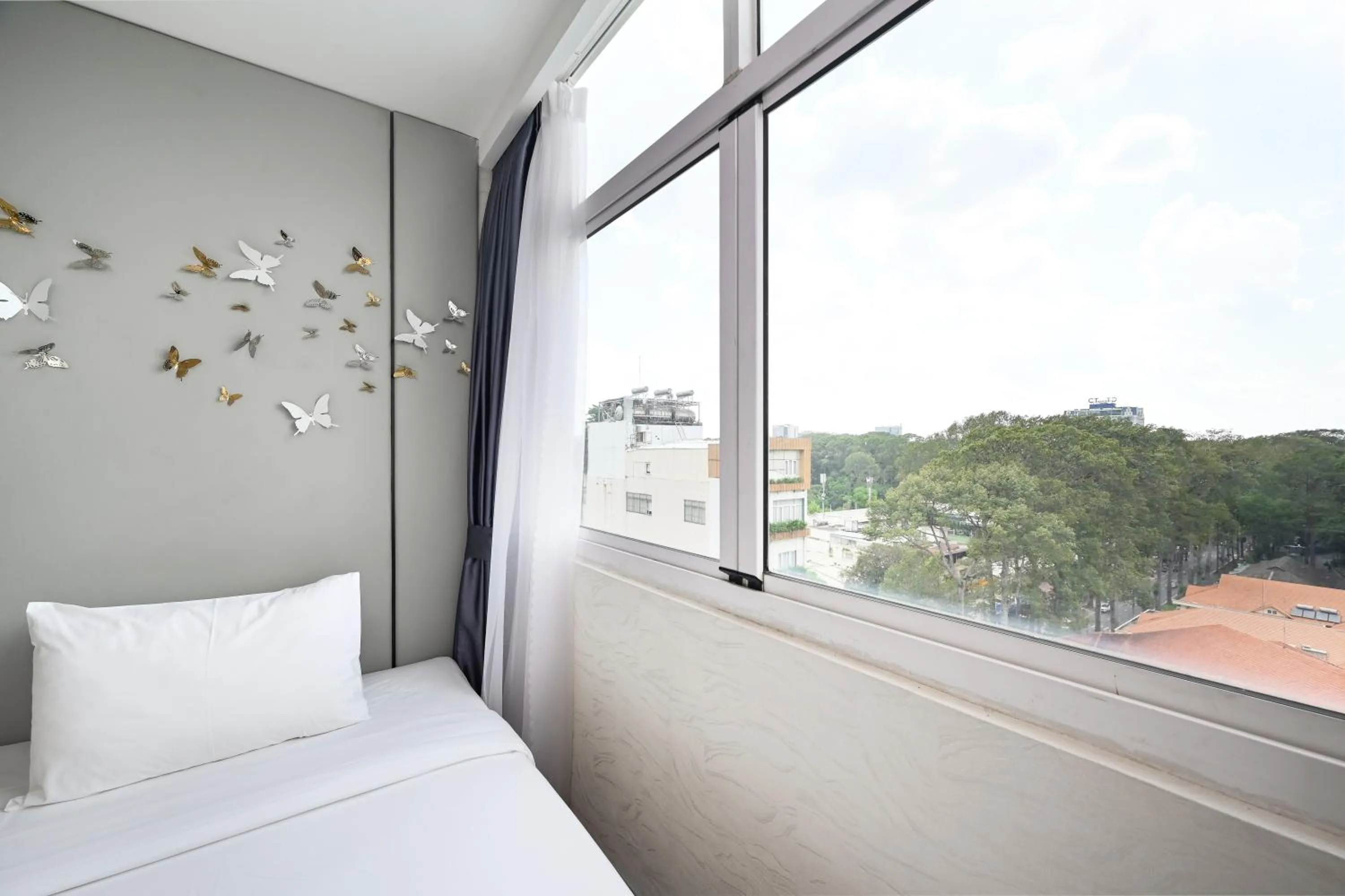 Balcony/Terrace, Bed in California Saigon Hotel & Rooftop Pool