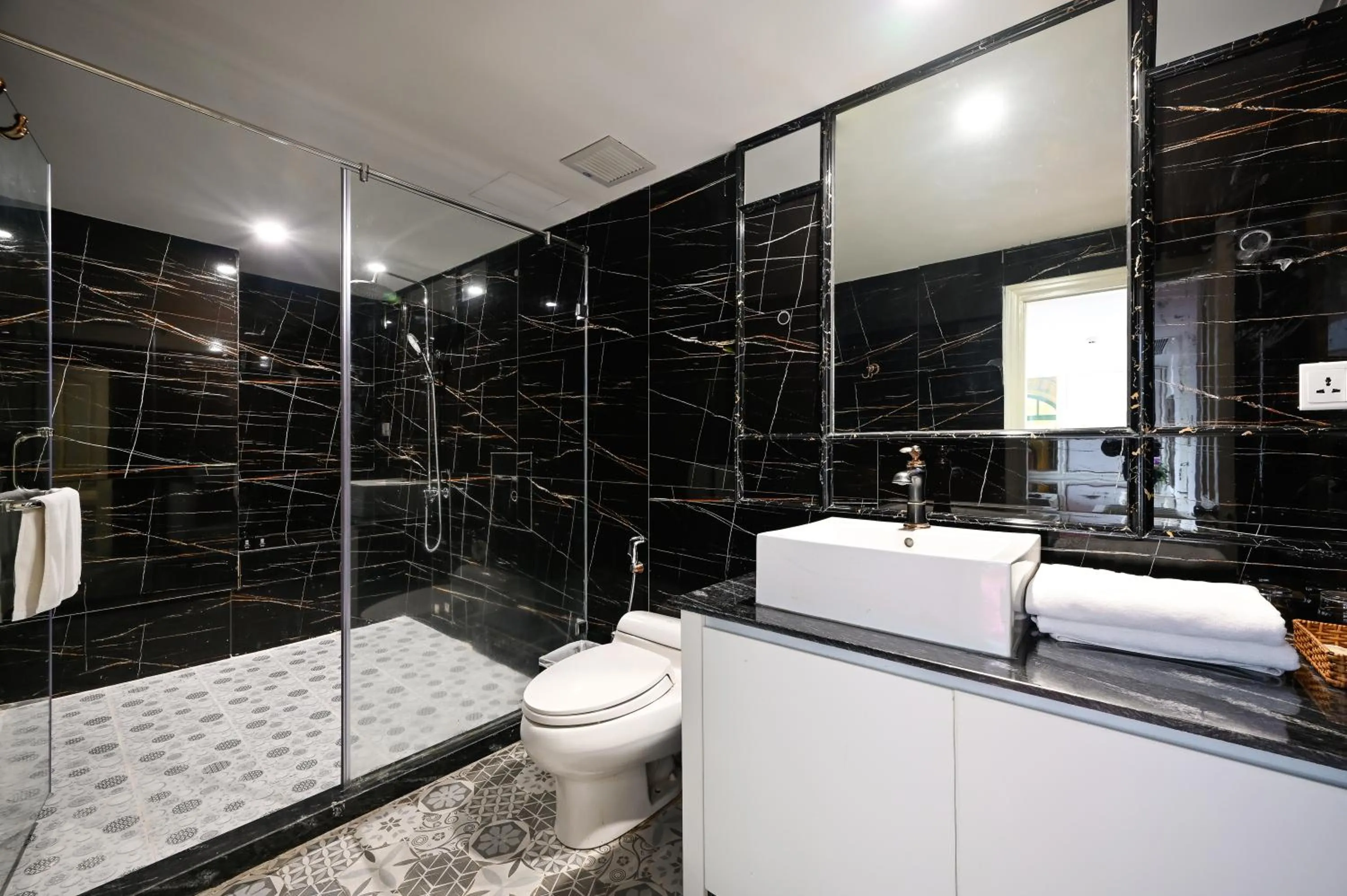 Shower in California Saigon Hotel & Rooftop Pool