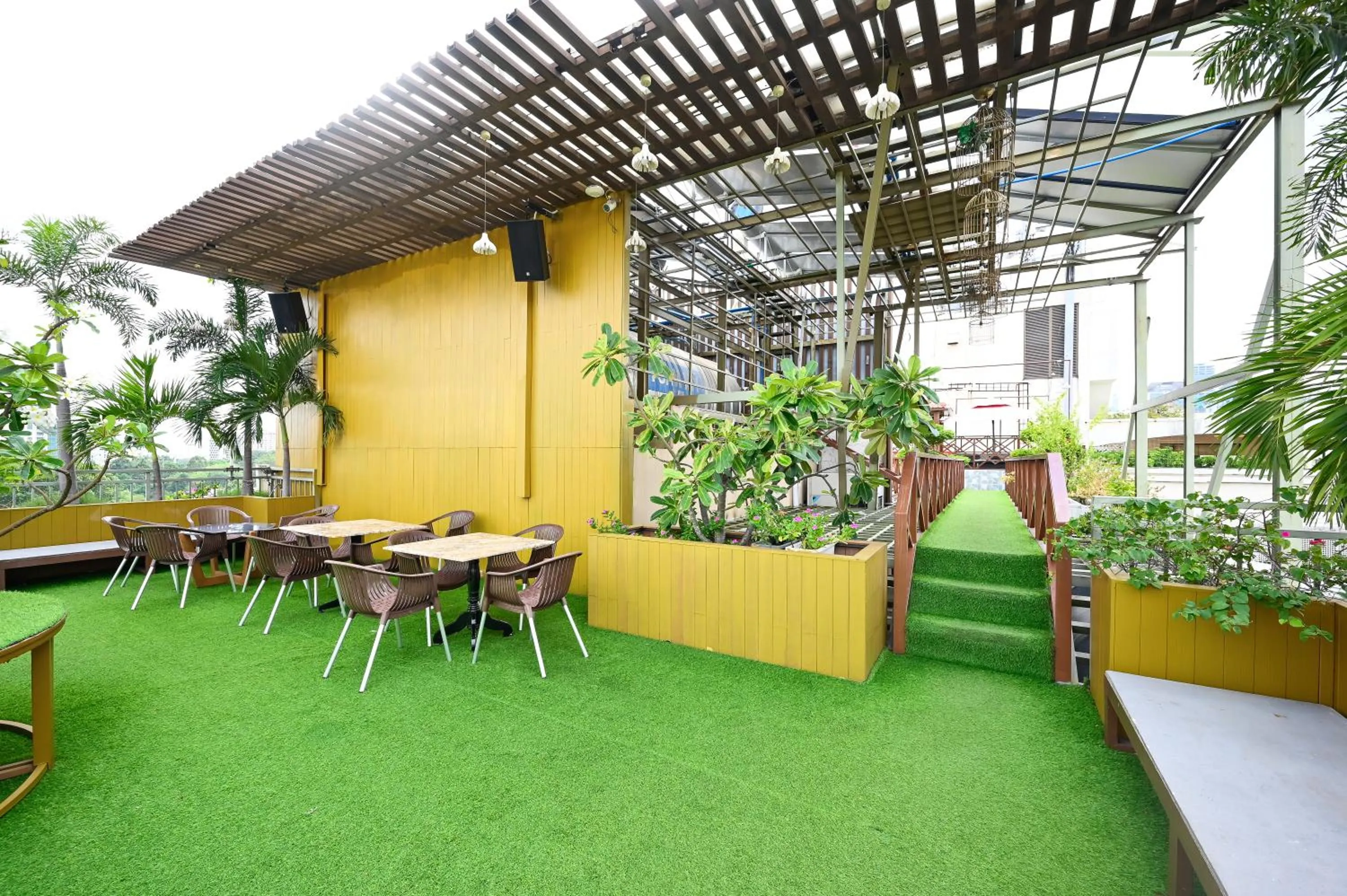 Garden in California Saigon Hotel & Rooftop Pool