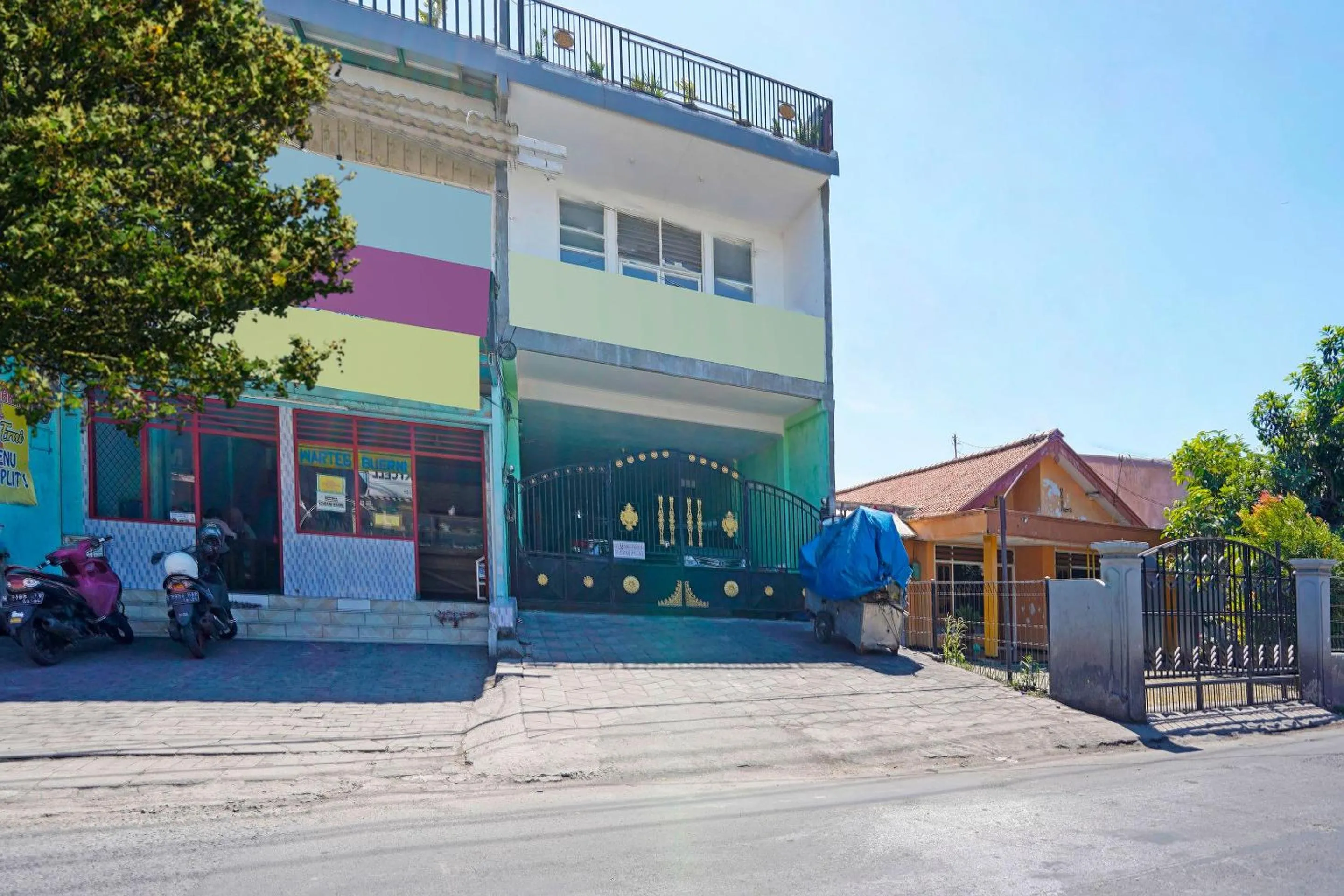 Facade/entrance in OYO Life 91670 Mannsur Homestay Syariah