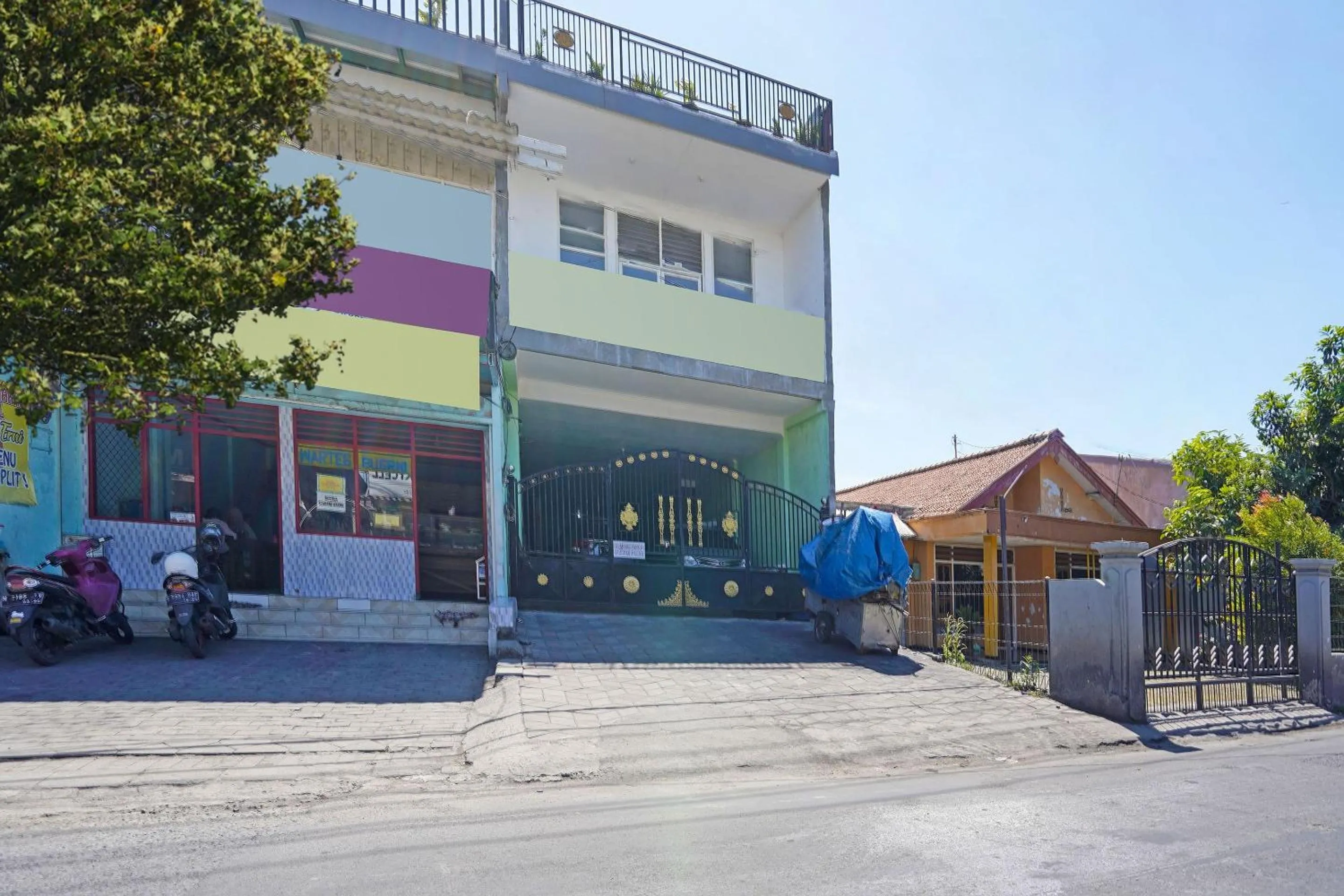 Facade/entrance in OYO Life 91670 Mannsur Homestay Syariah