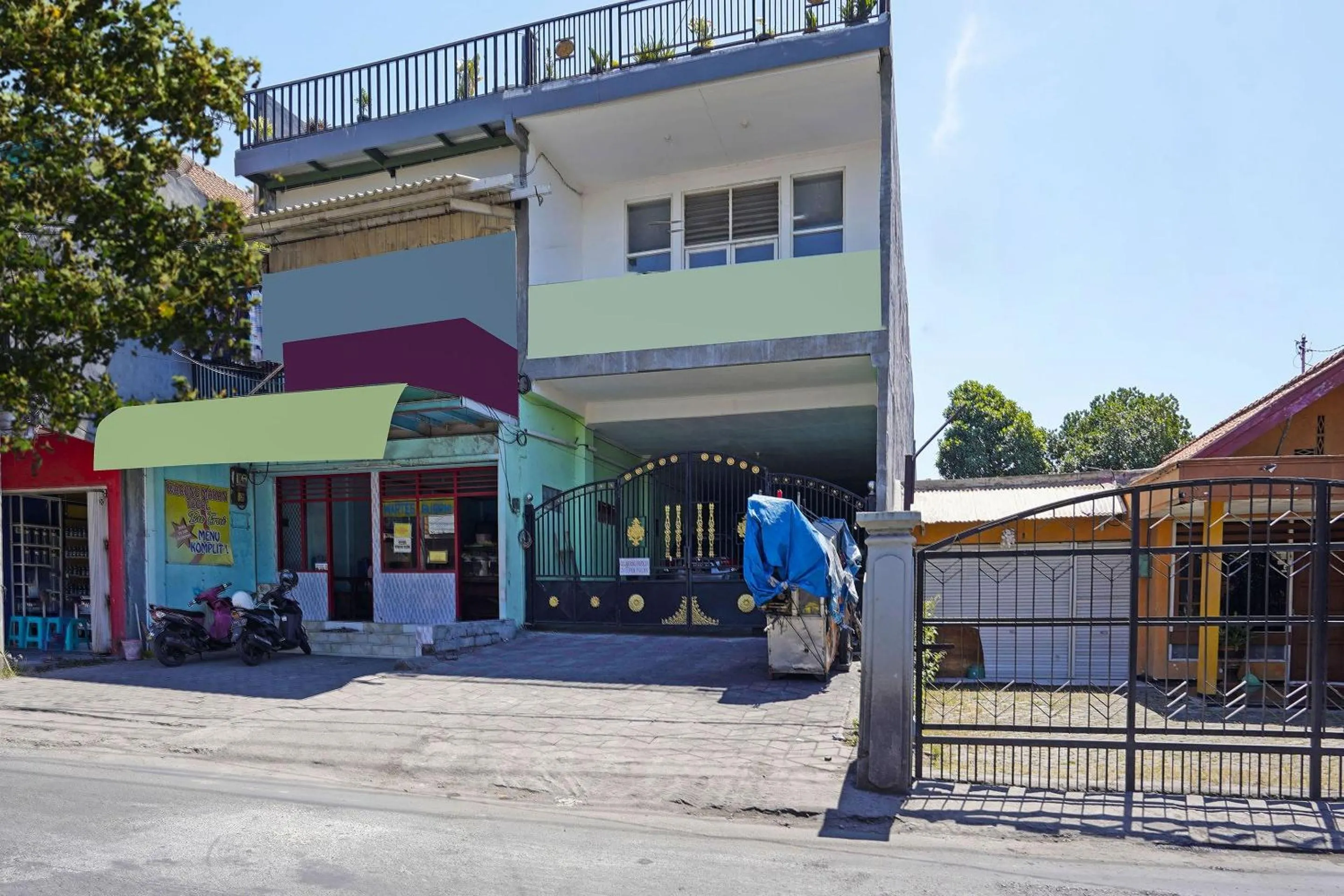 Facade/entrance in OYO Life 91670 Mannsur Homestay Syariah