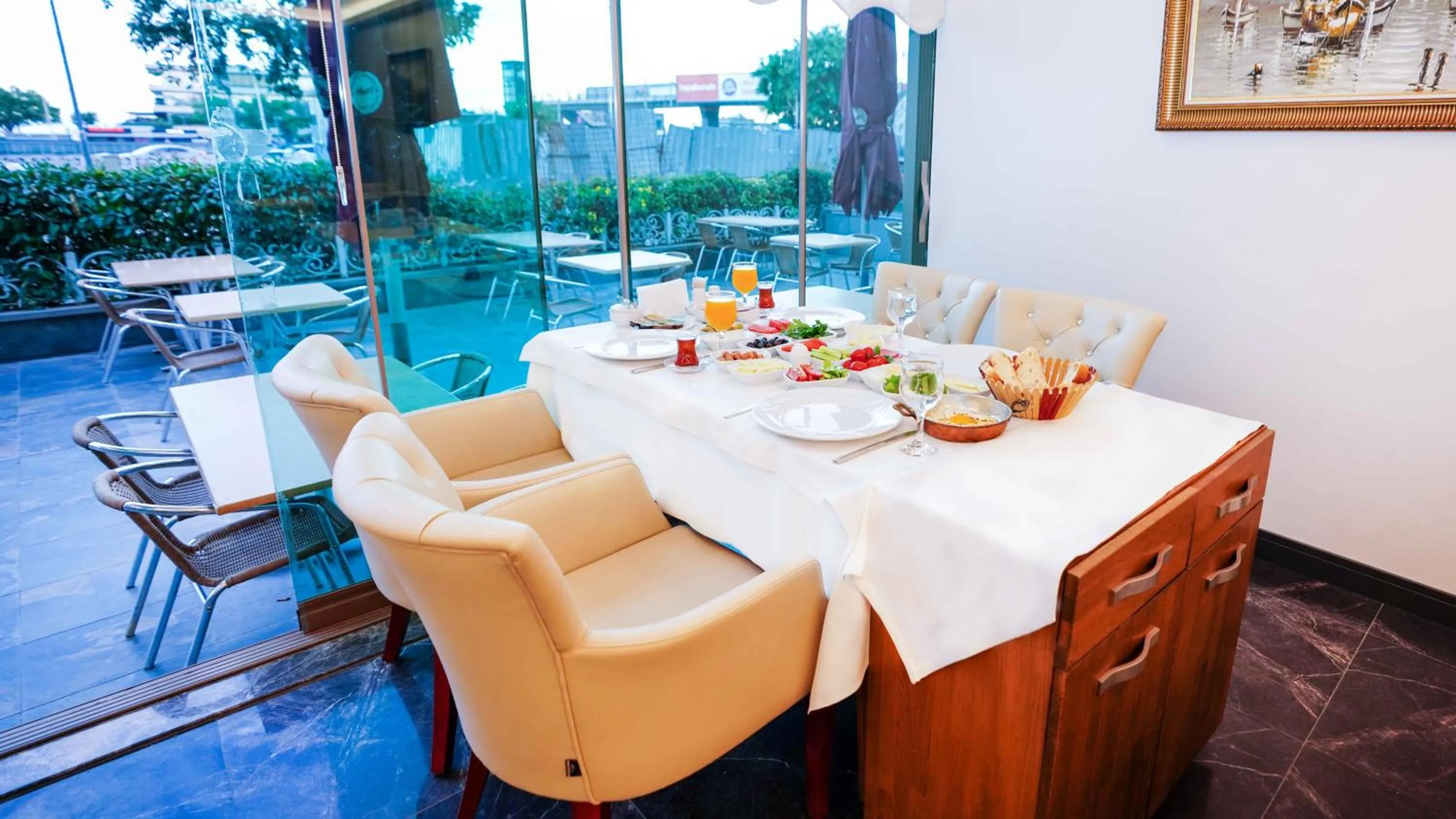 Restaurant/places to eat in AURA MARINA HOTEL